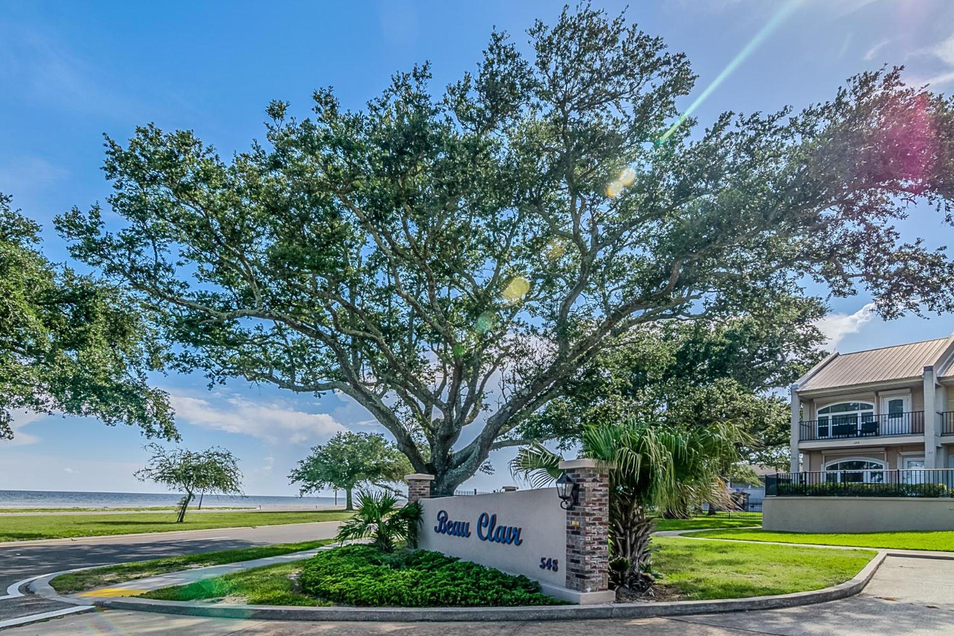 146 Beau Clair - Beachside Townhome with Pool in Long Beach