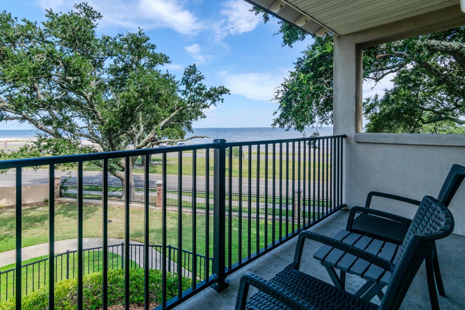 120 Beau Clair - Beachview Townhome with Balcony and Deck in Long Beach