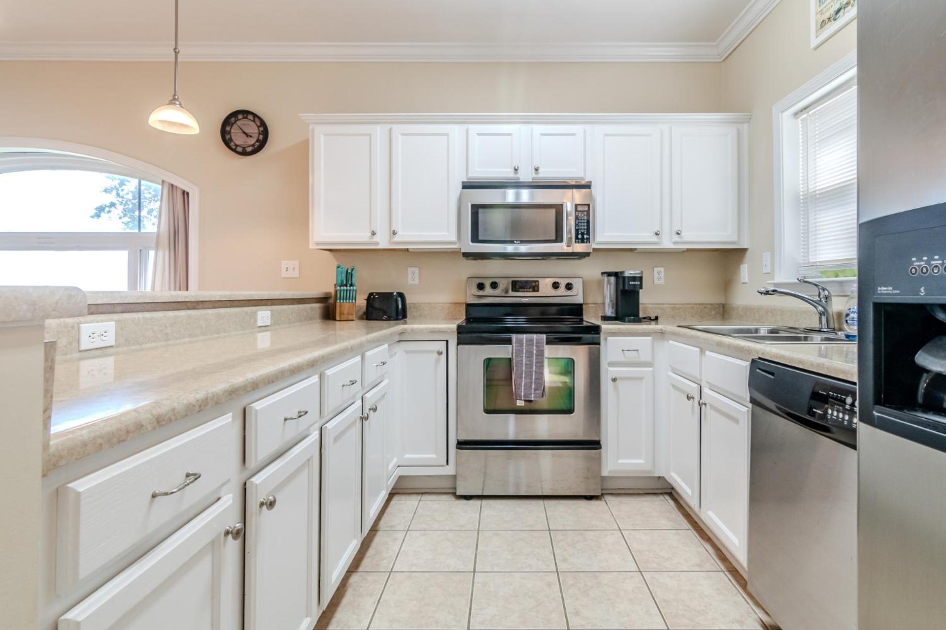 120 Beau Clair - Beachview Townhome with Balcony and Deck in Long Beach