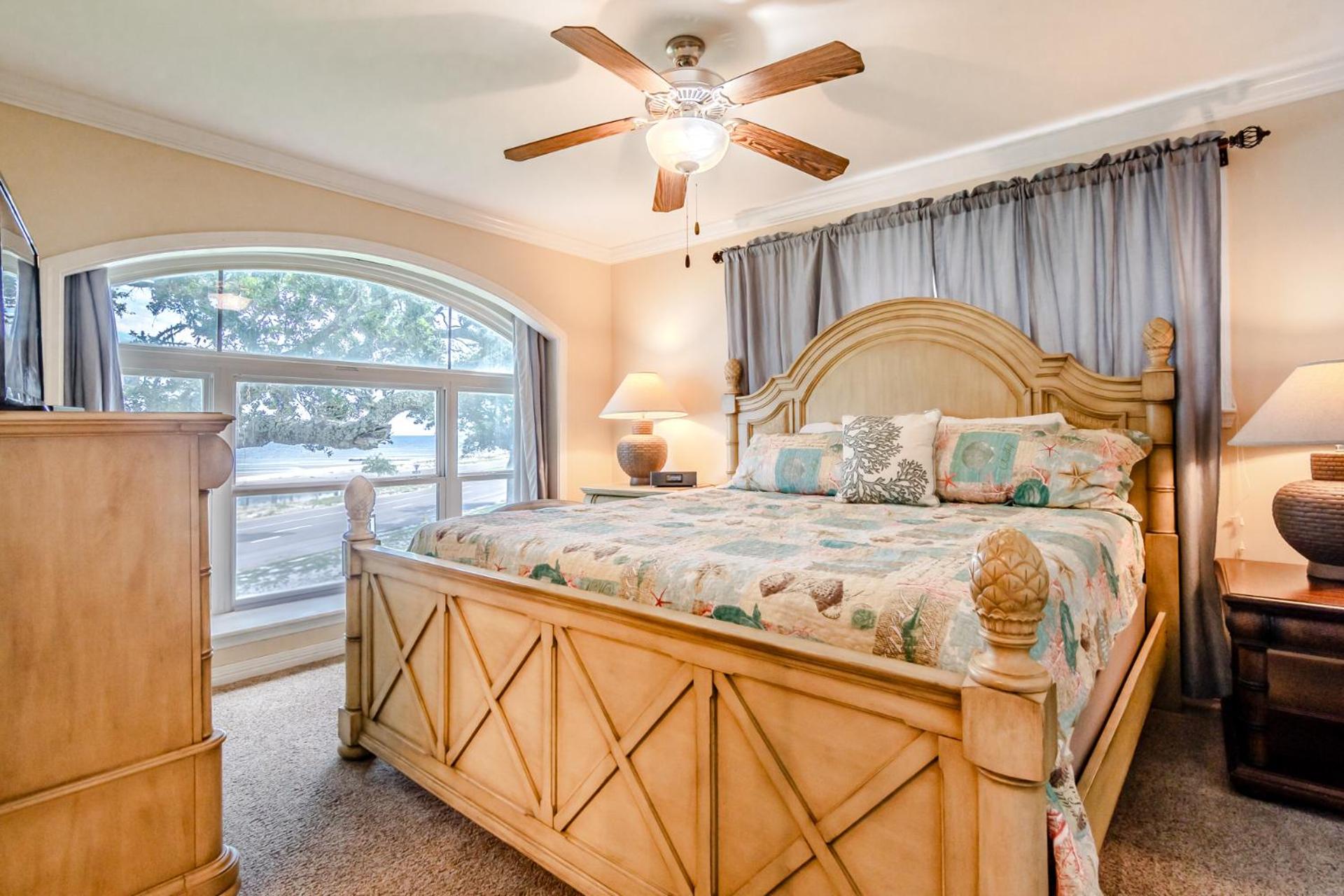 120 Beau Clair - Beachview Townhome with Balcony and Deck in Long Beach