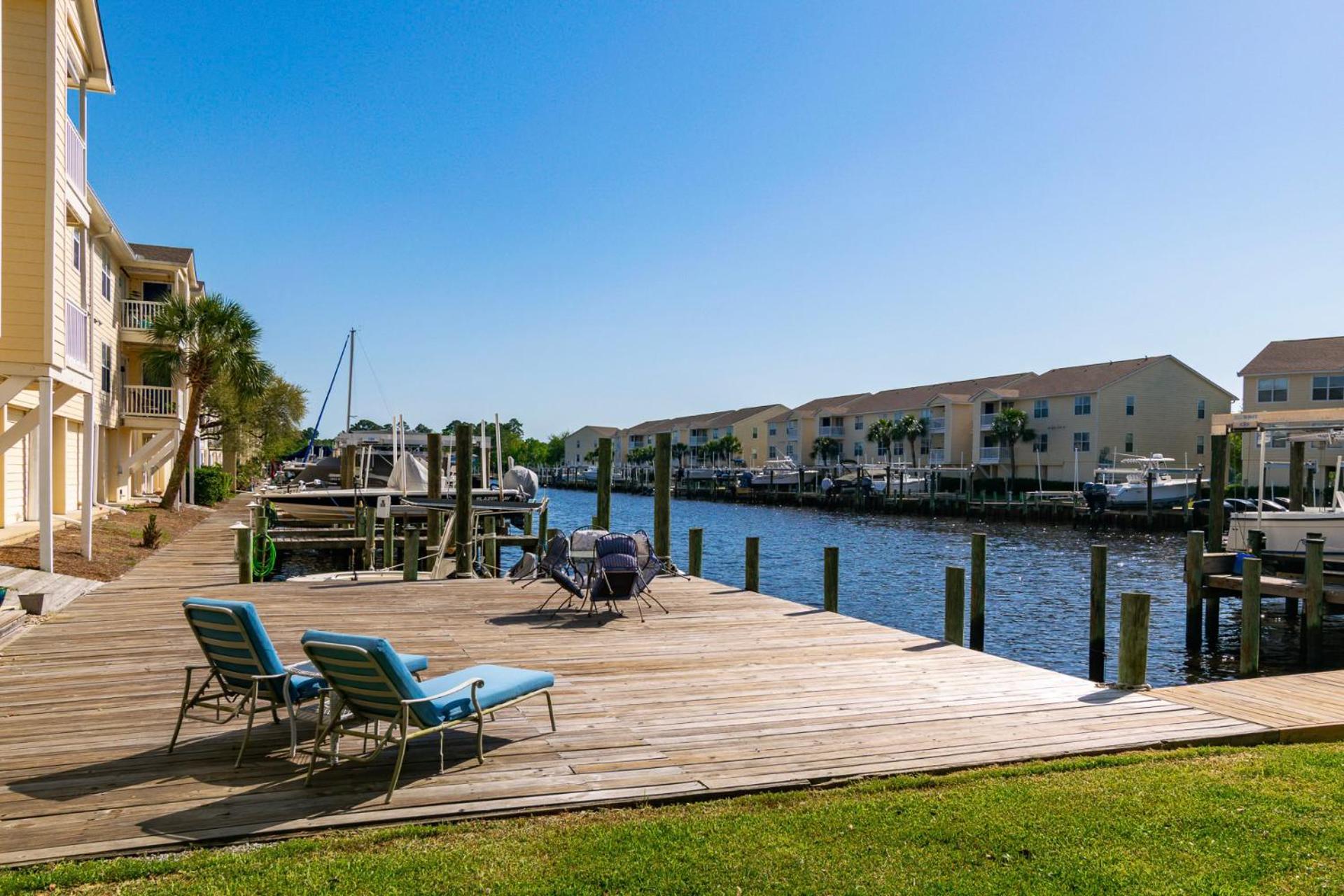 Cozy 2 bedroom, 2 bathroom condo located at Harbor Landing!