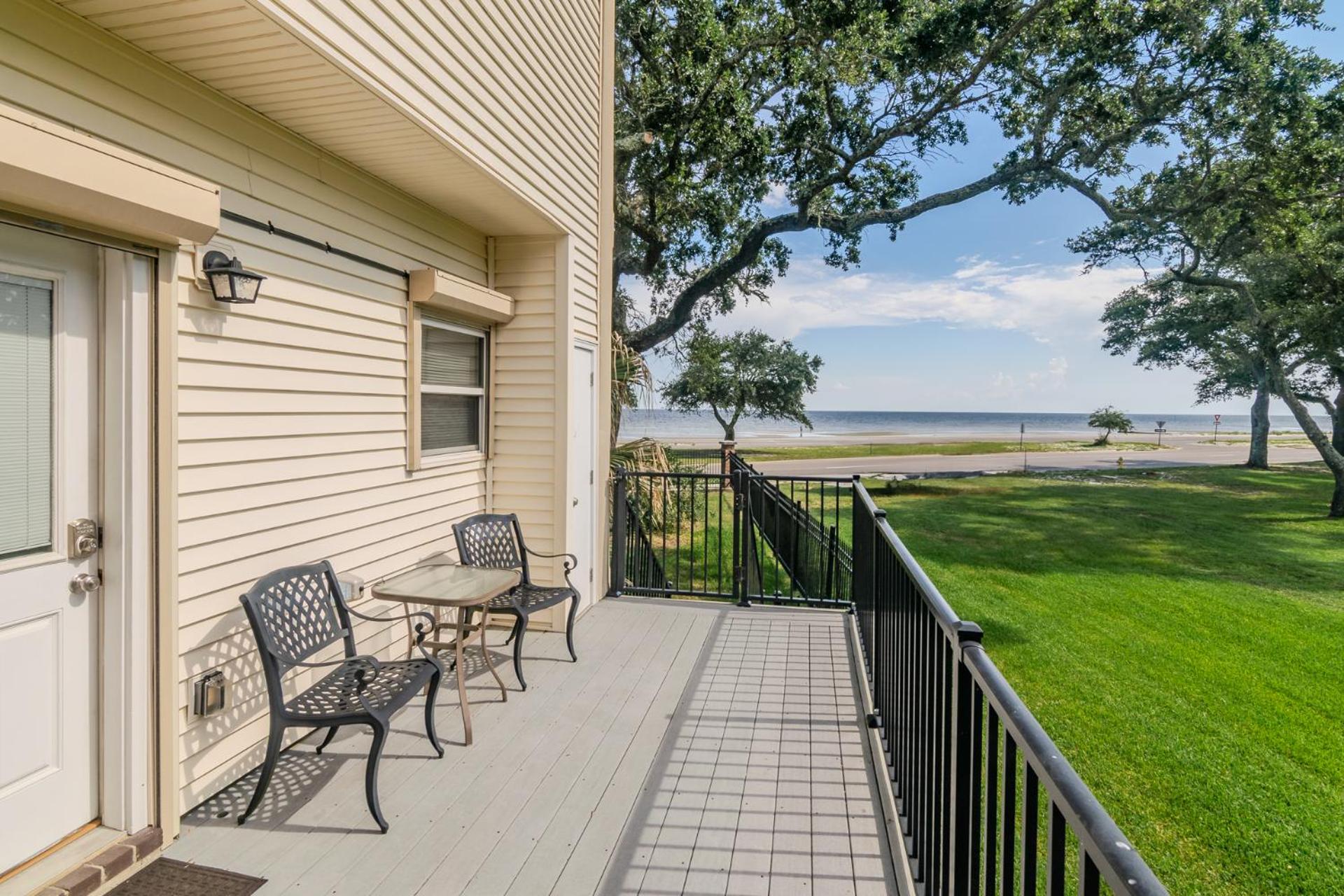 120 Beau Clair - Beachview Townhome with Balcony and Deck in Long Beach