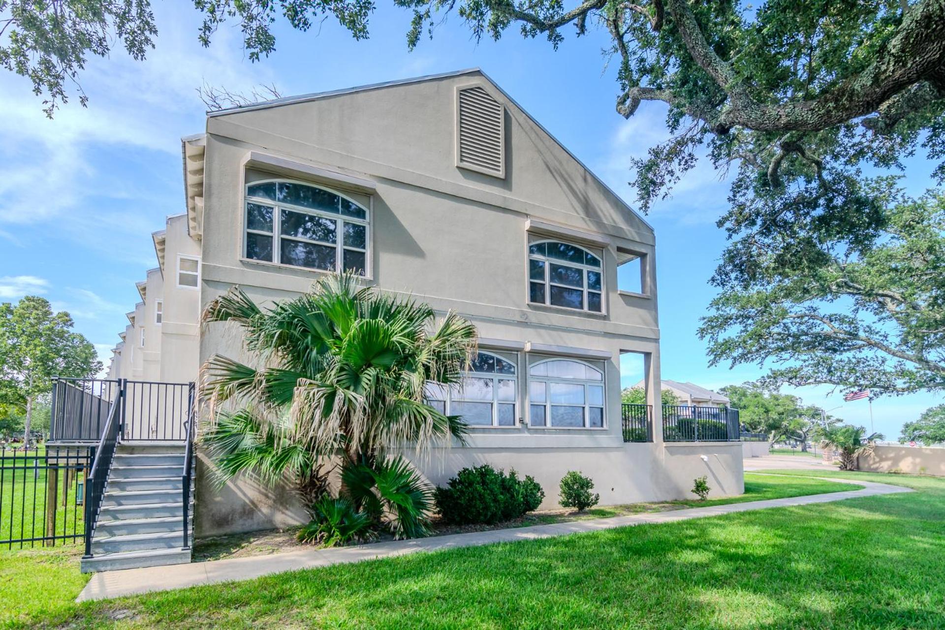 120 Beau Clair - Beachview Townhome with Balcony and Deck in Long Beach