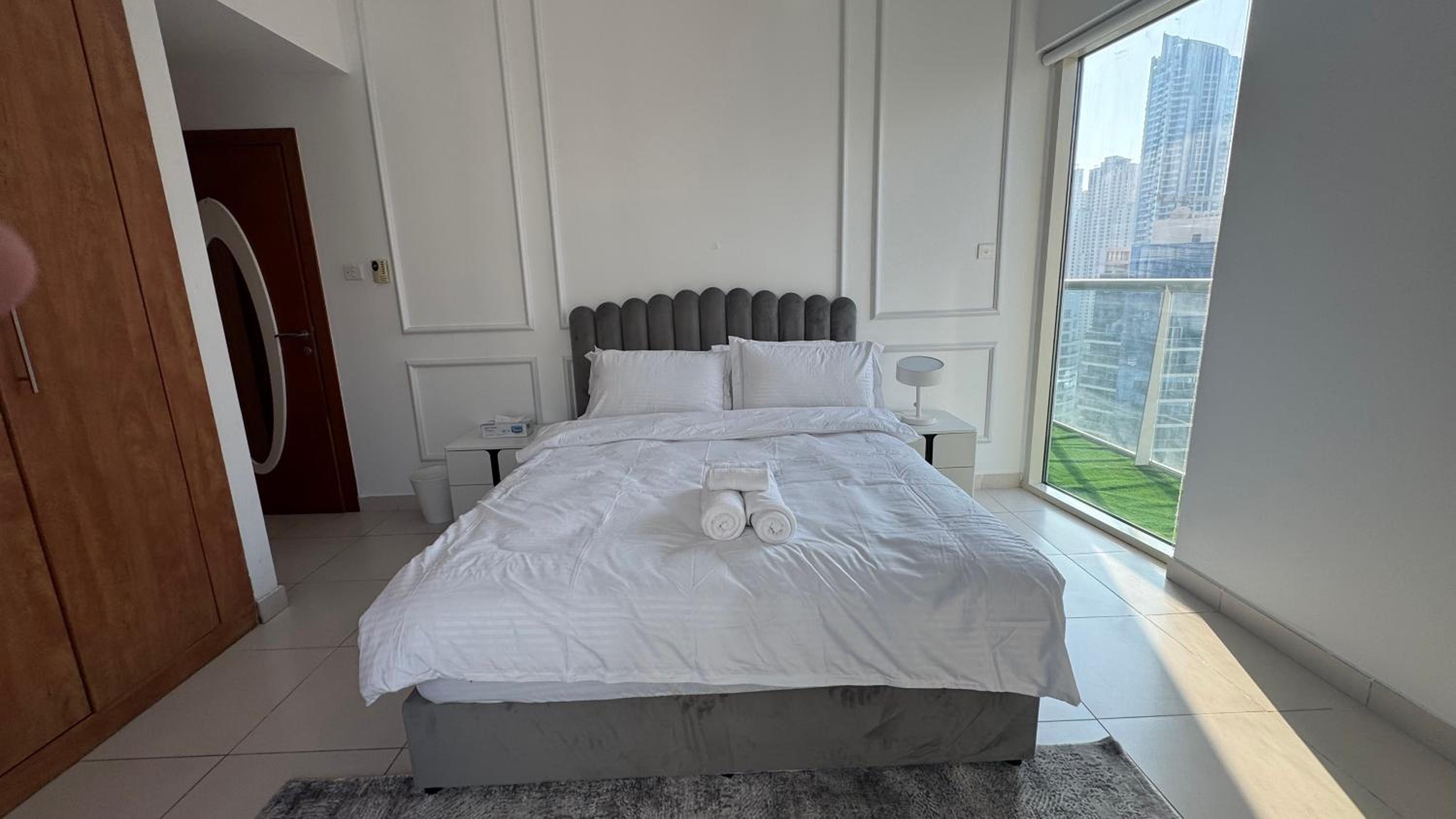 Stunning 2bd marina views prime location high floor