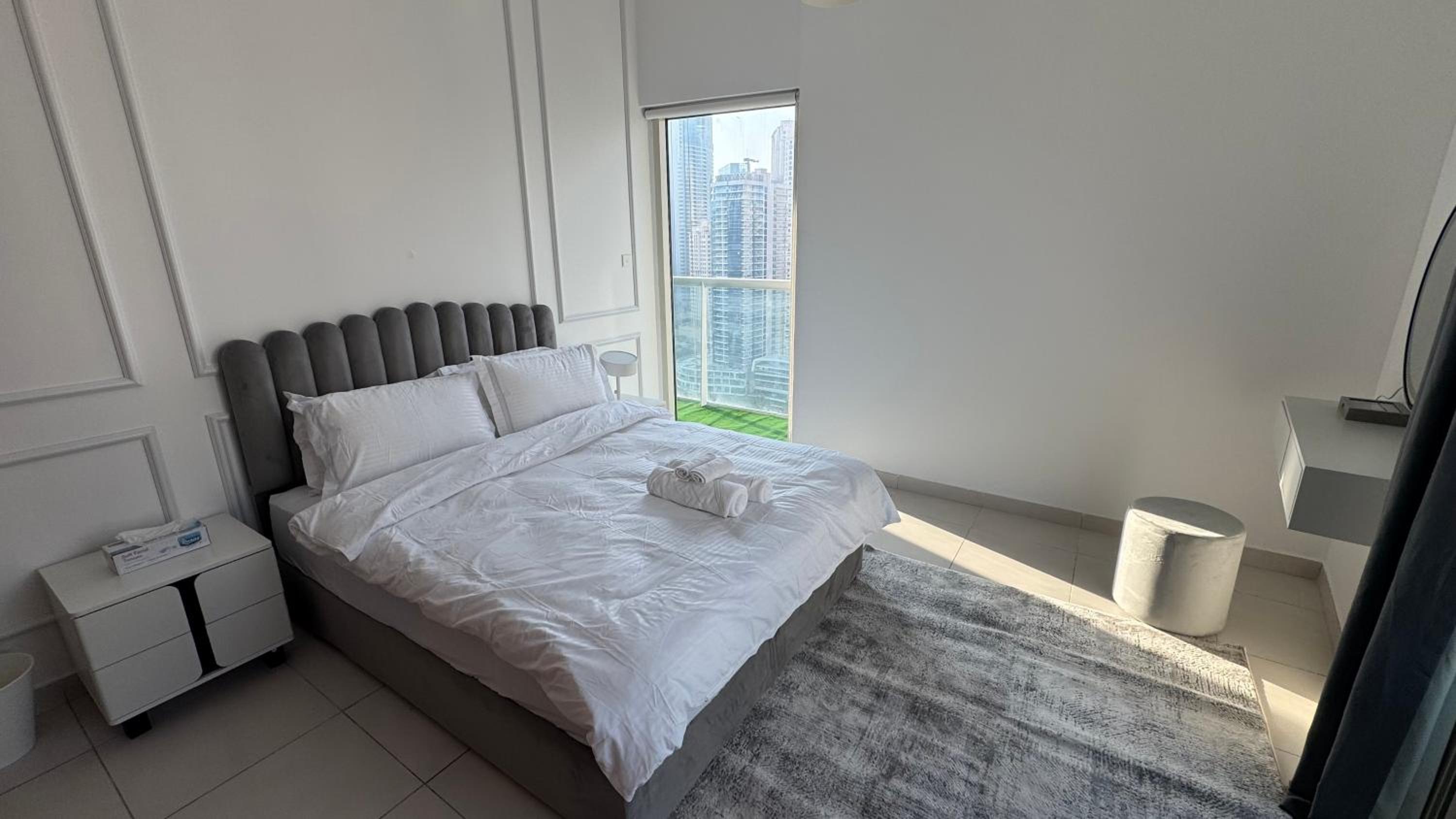 Stunning 2bd marina views prime location high floor