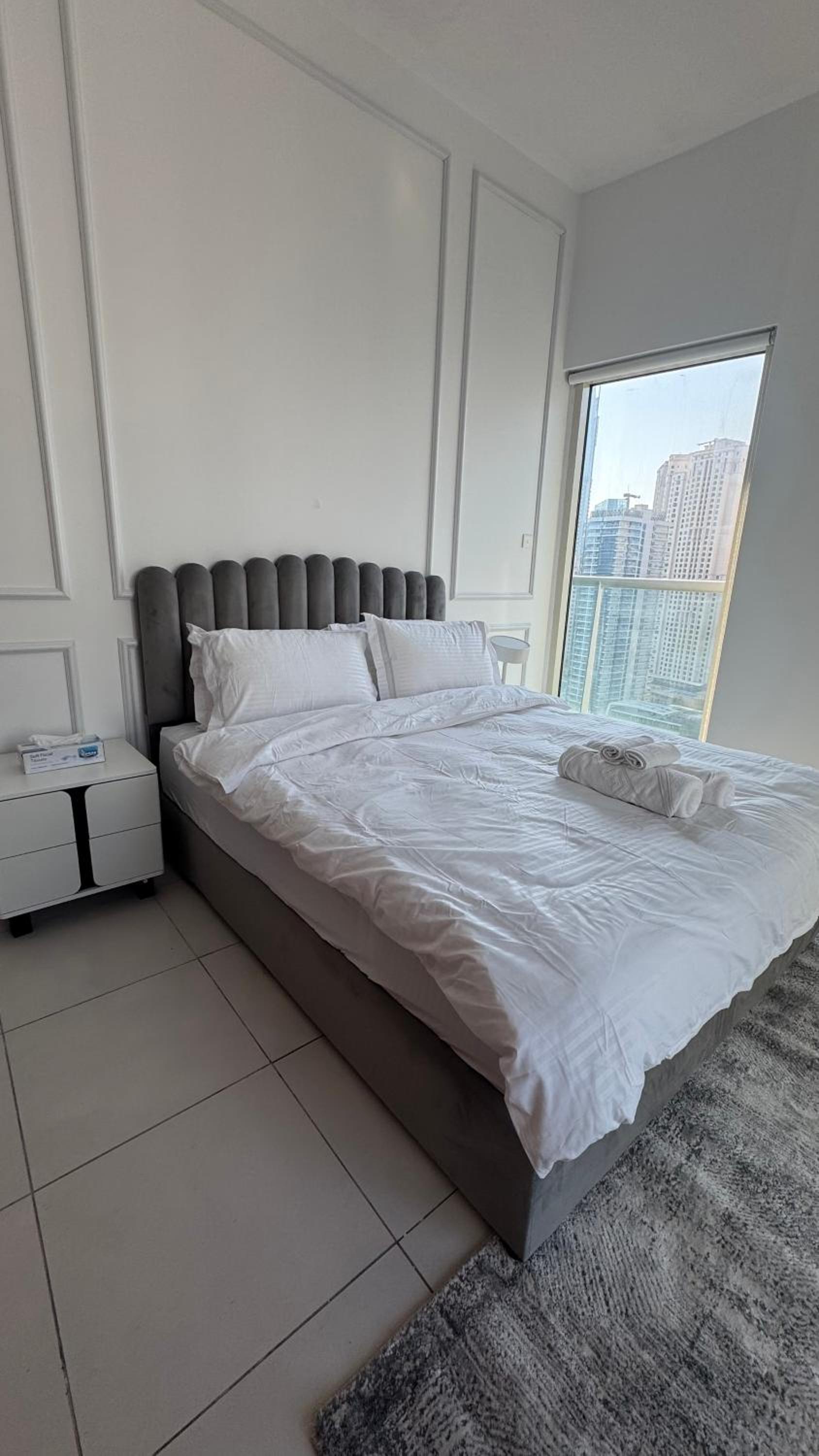 Stunning 2bd marina views prime location high floor