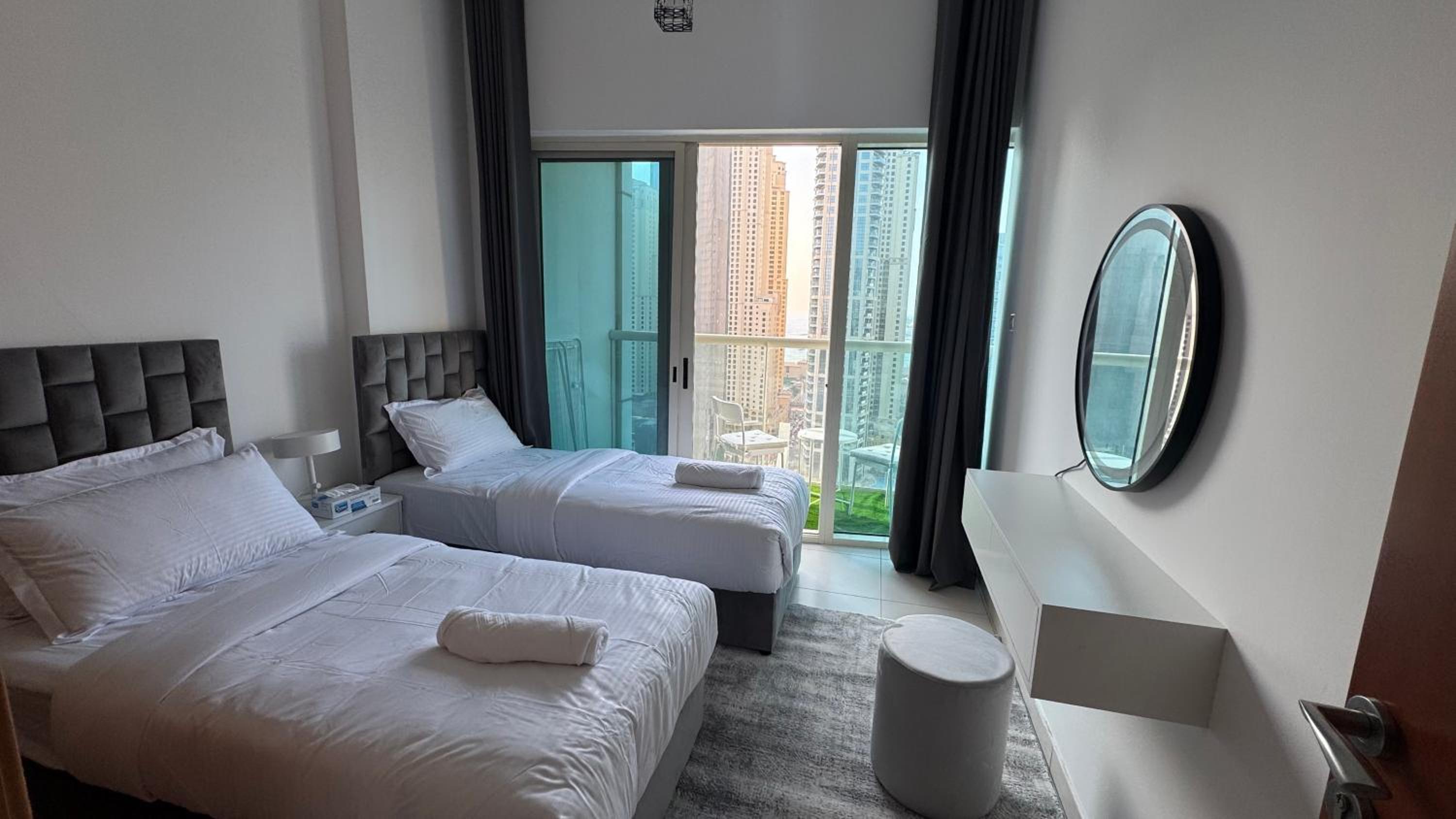 Stunning 2bd marina views prime location high floor