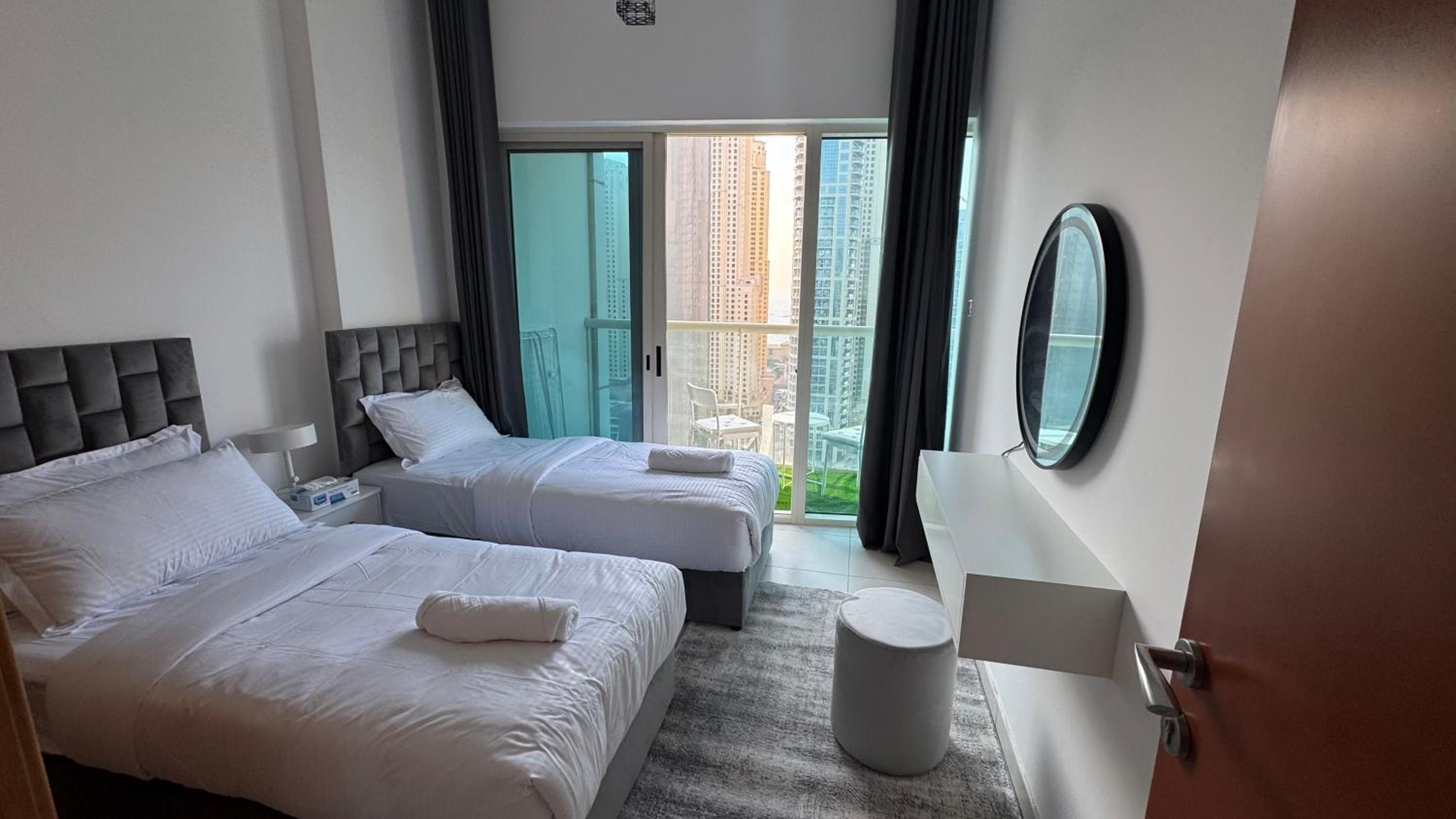 Stunning 2bd marina views prime location high floor