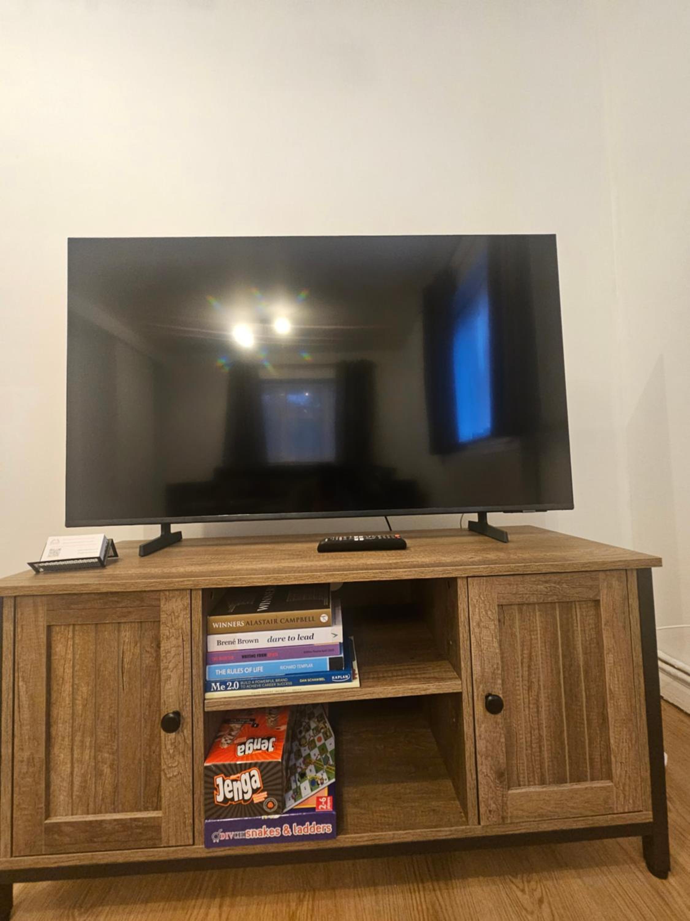 Bright & Modern Apartment, Central Location, Free Parking & Fast Wi Fi