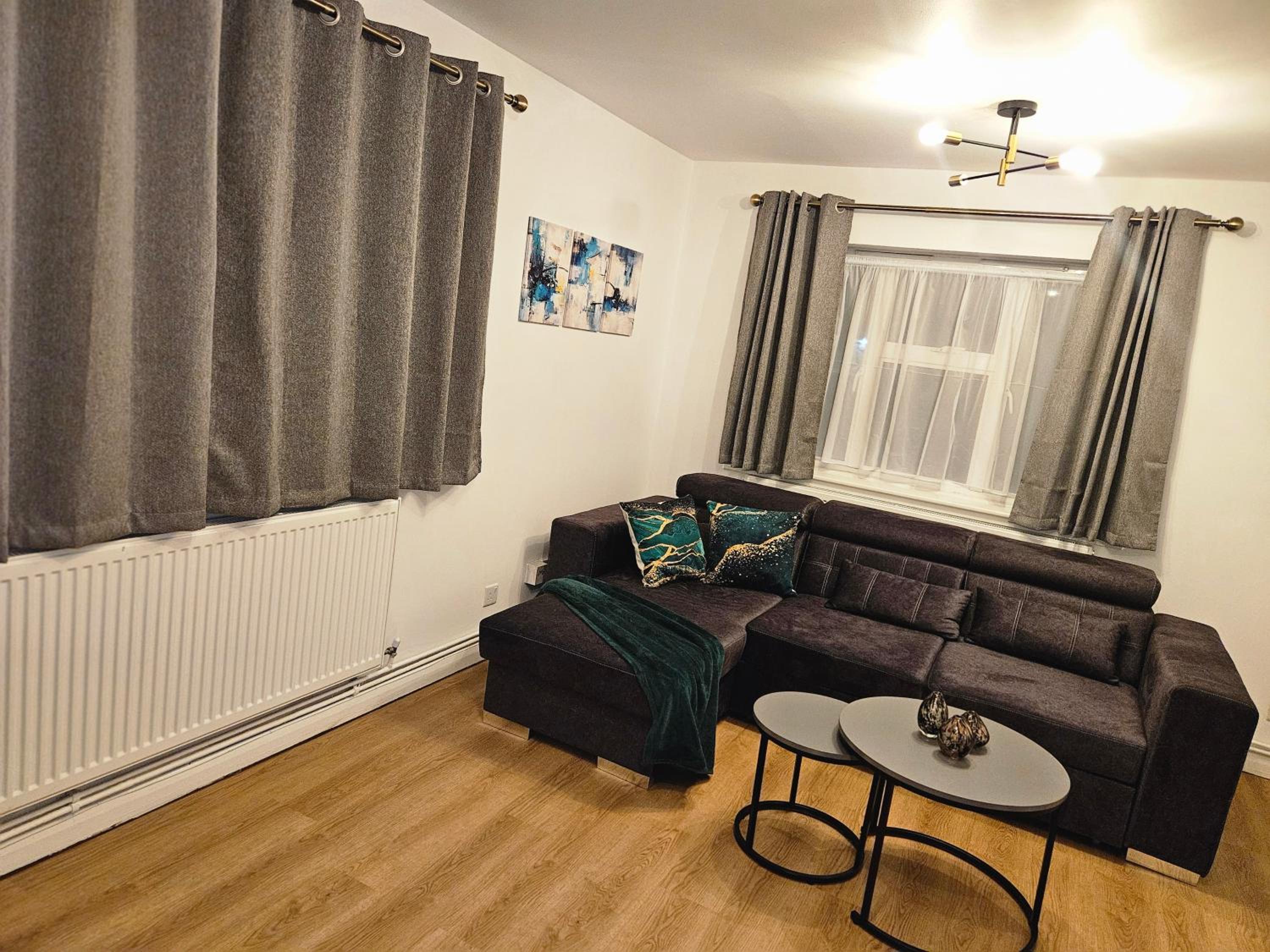 Bright & Modern Apartment, Central Location, Free Parking & Fast Wi Fi
