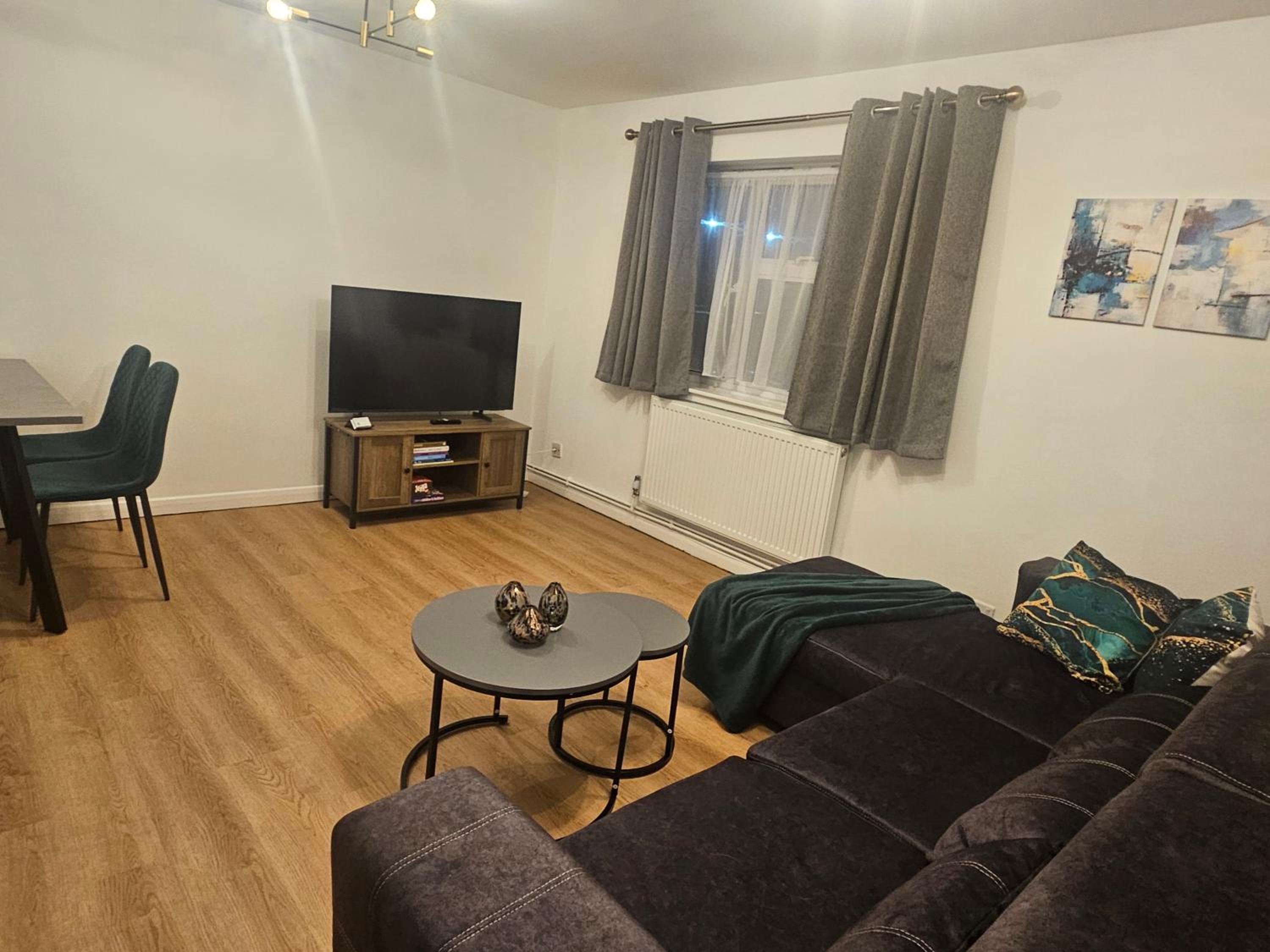 Bright & Modern Apartment, Central Location, Free Parking & Fast Wi Fi