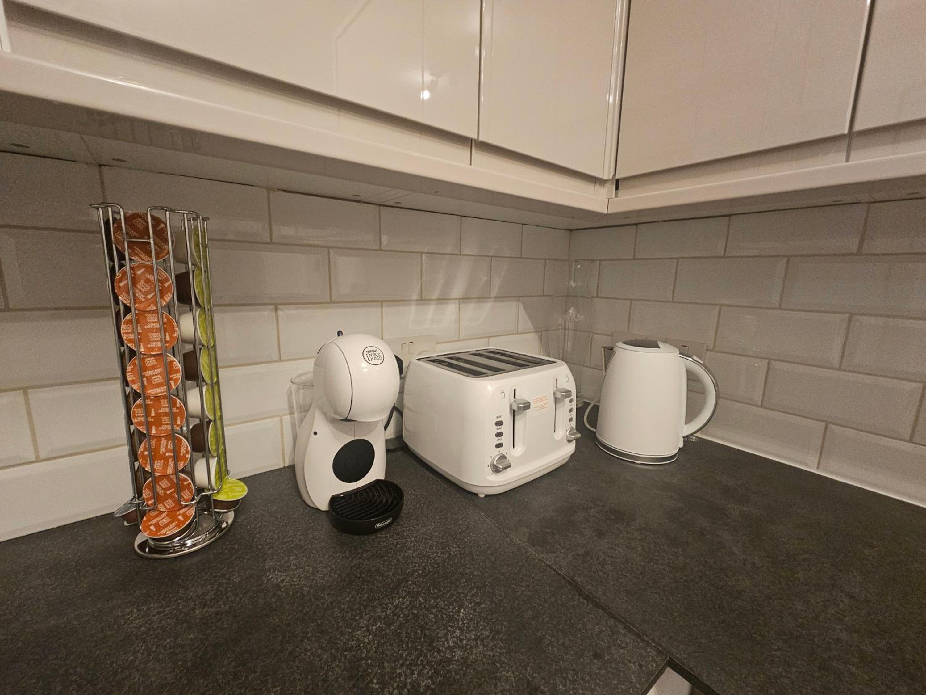 Bright & Modern Apartment, Central Location, Free Parking & Fast Wi Fi