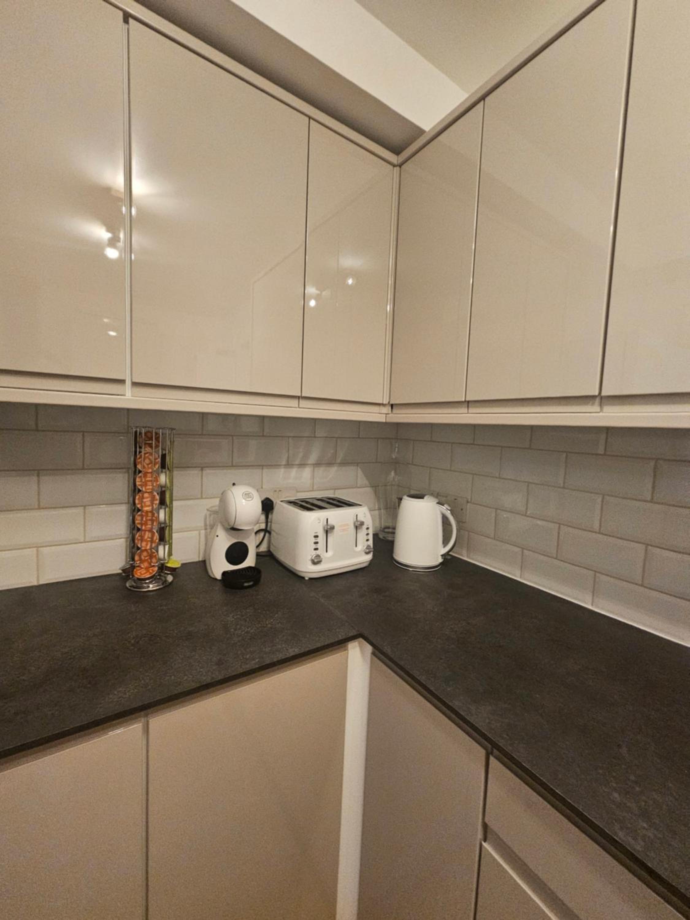 Bright & Modern Apartment, Central Location, Free Parking & Fast Wi Fi