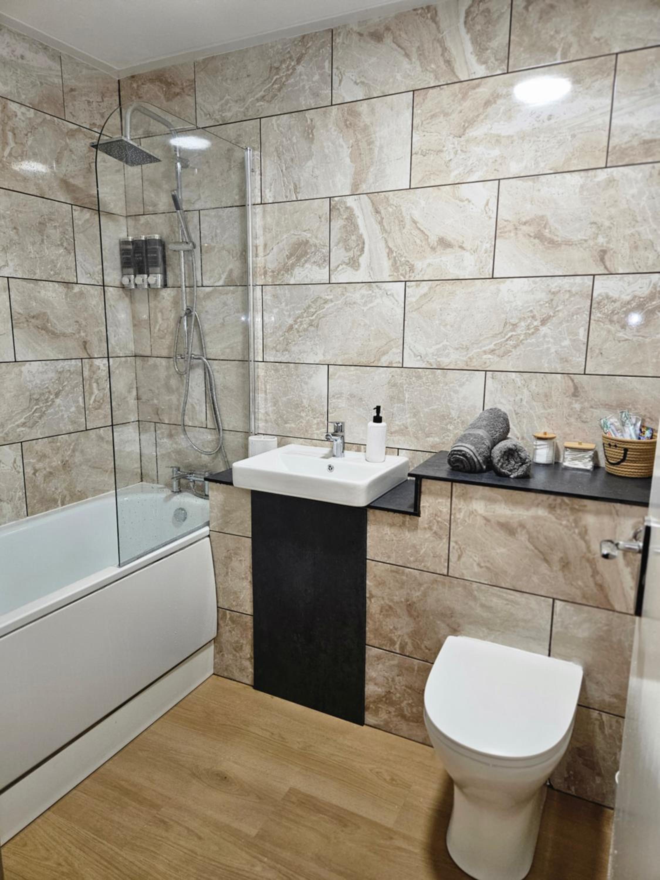 Bright & Modern Apartment, Central Location, Free Parking & Fast Wi Fi