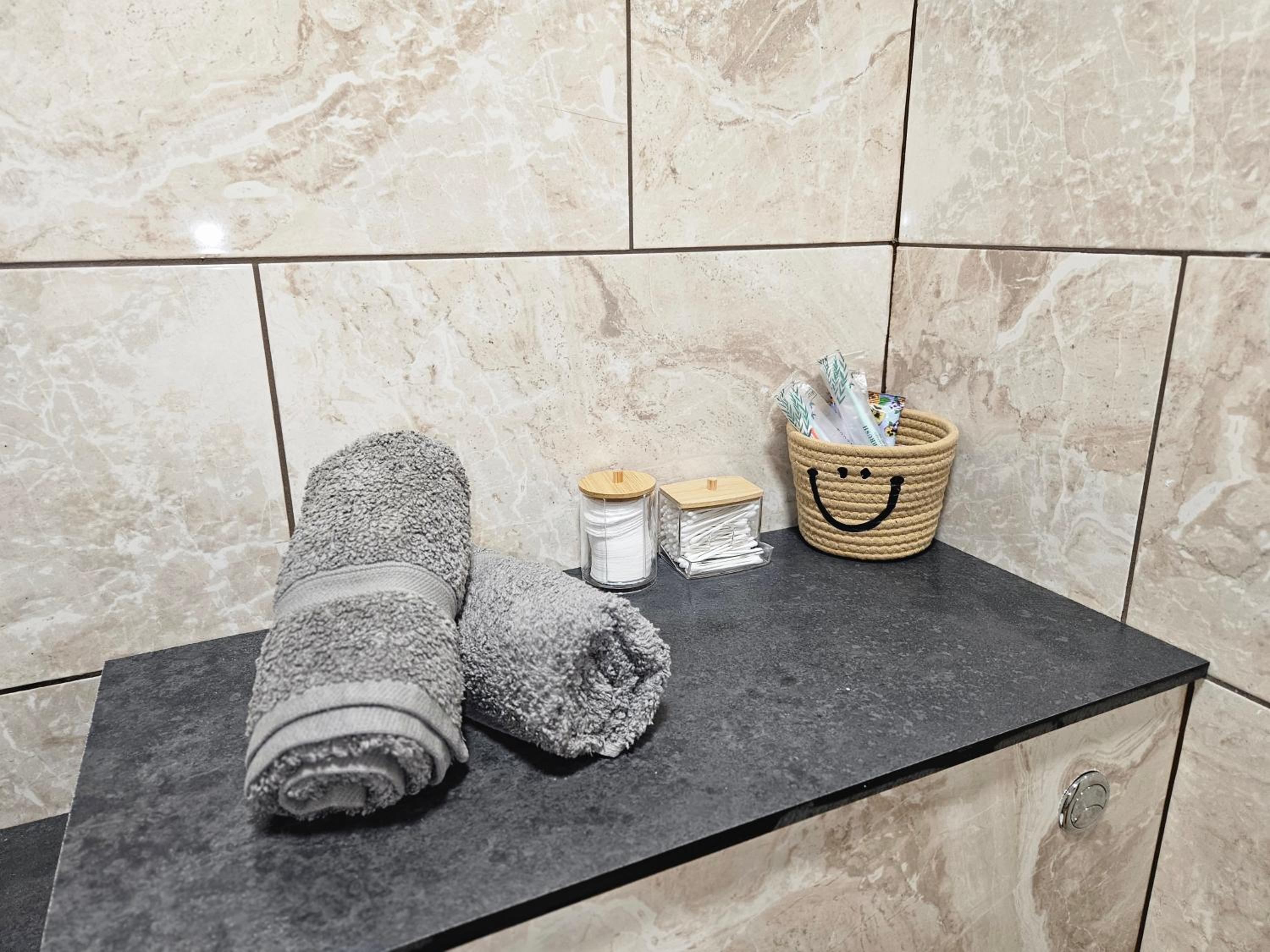 Bright & Modern Apartment, Central Location, Free Parking & Fast Wi Fi