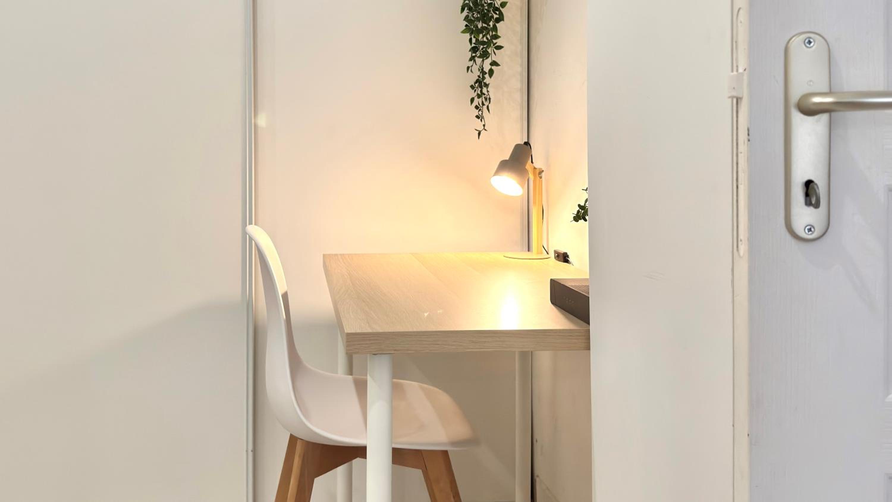 Central Studio - Bright & Modern - Private Terrace - AirCon - Near Train & Beach