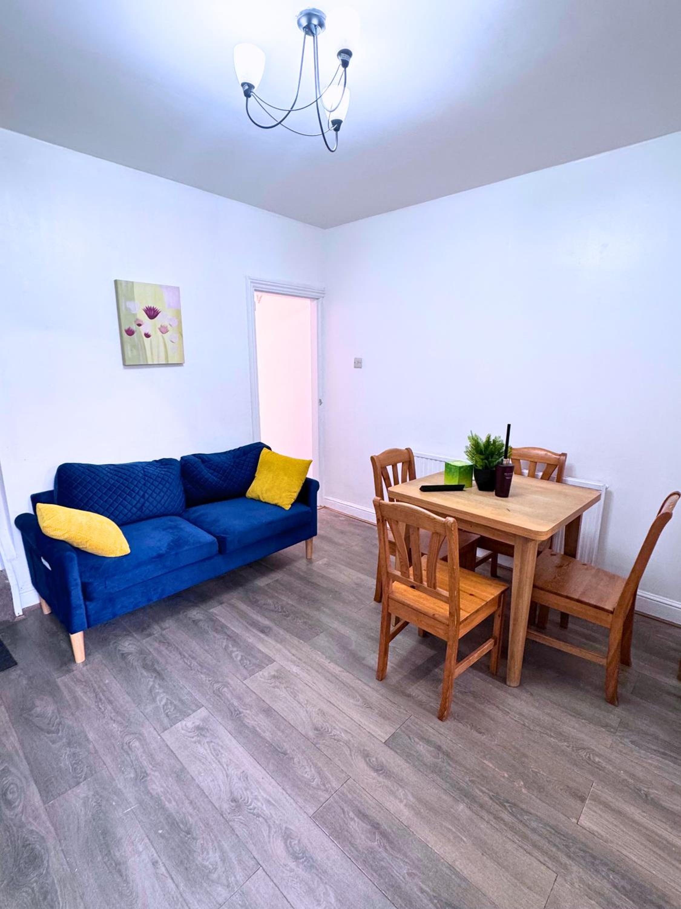 House for 8 in Gillingham close to train station with free parking