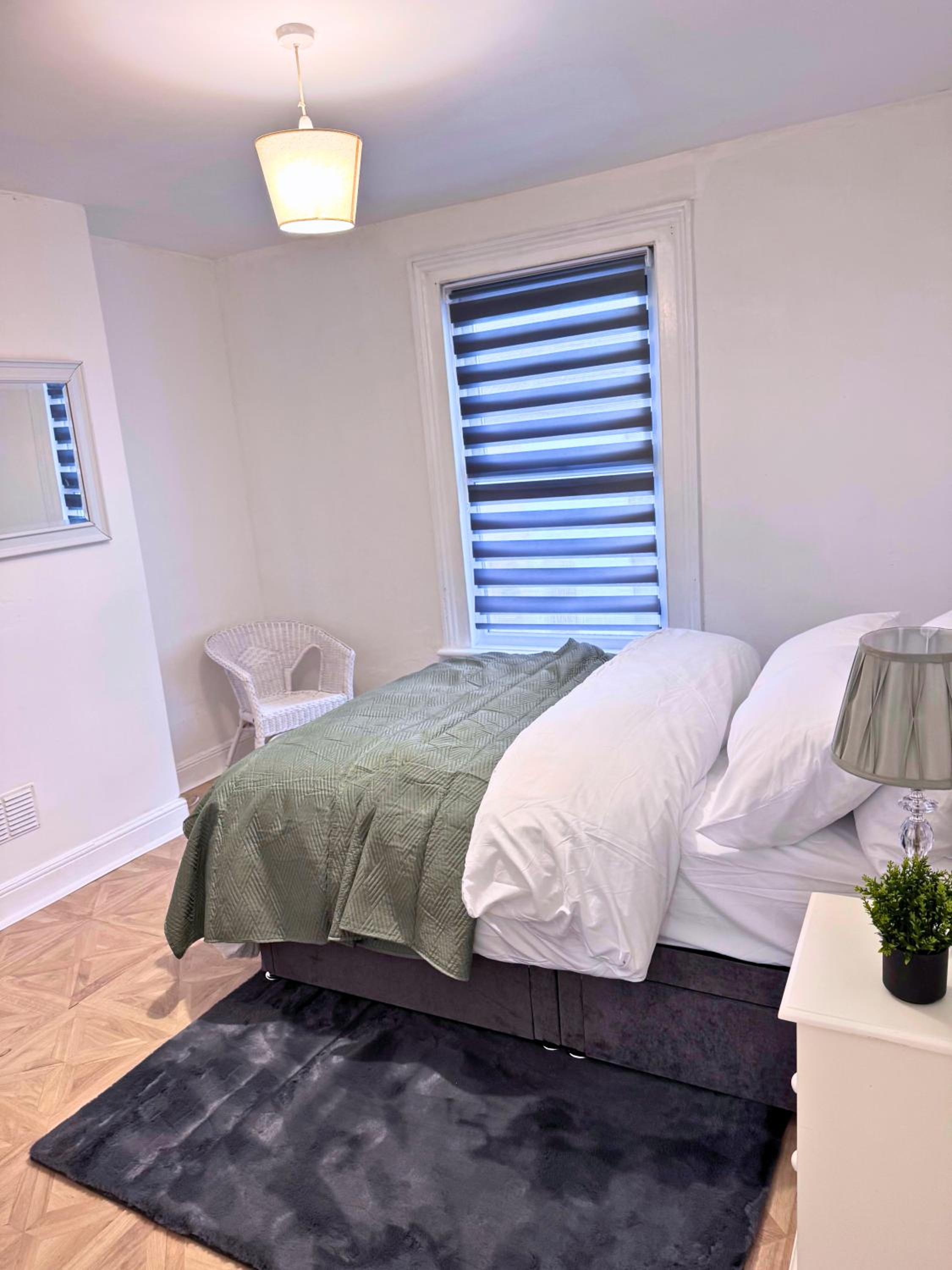 House for 8 in Gillingham close to train station with free parking