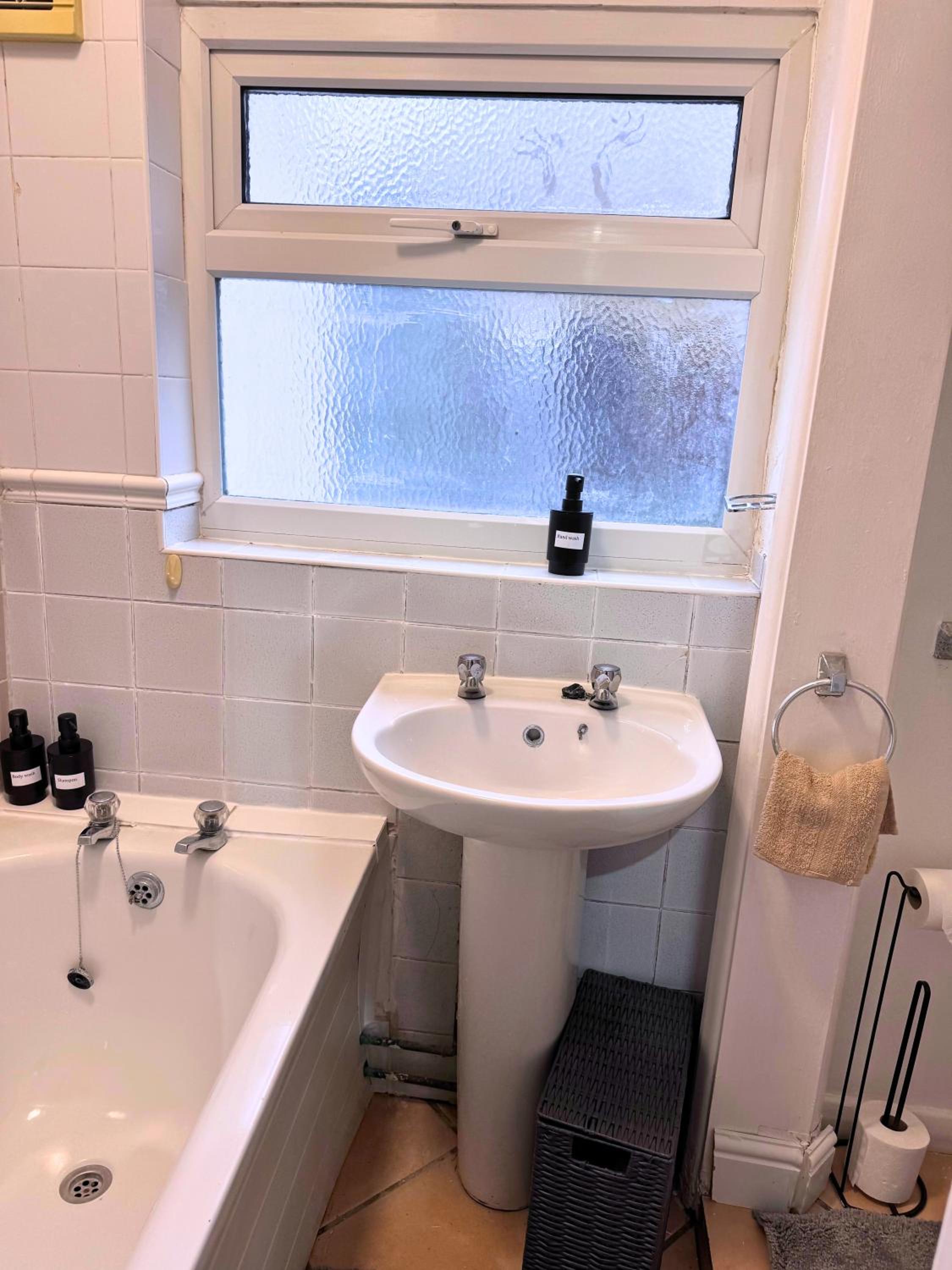 House for 8 in Gillingham close to train station with free parking