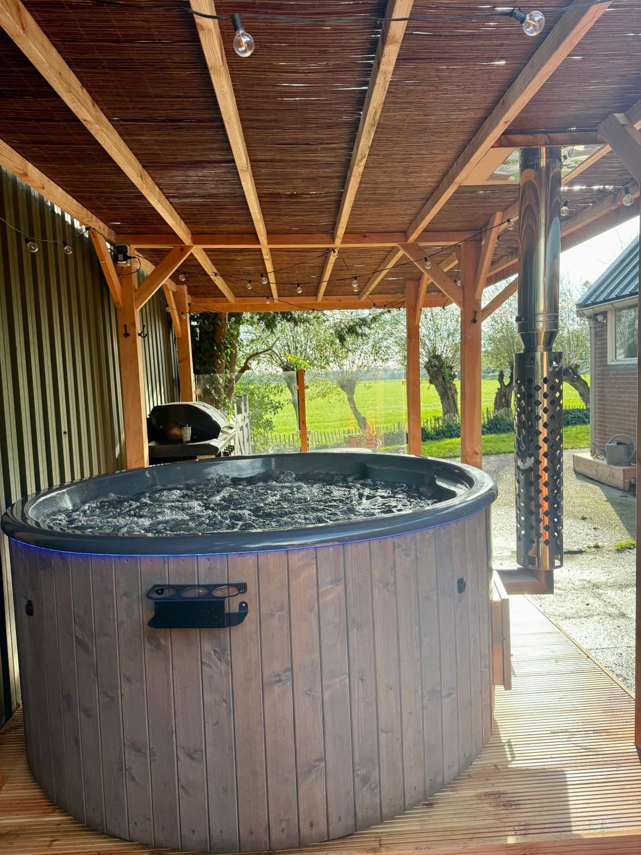 Holiday Home de Binnengouw incl Hottub