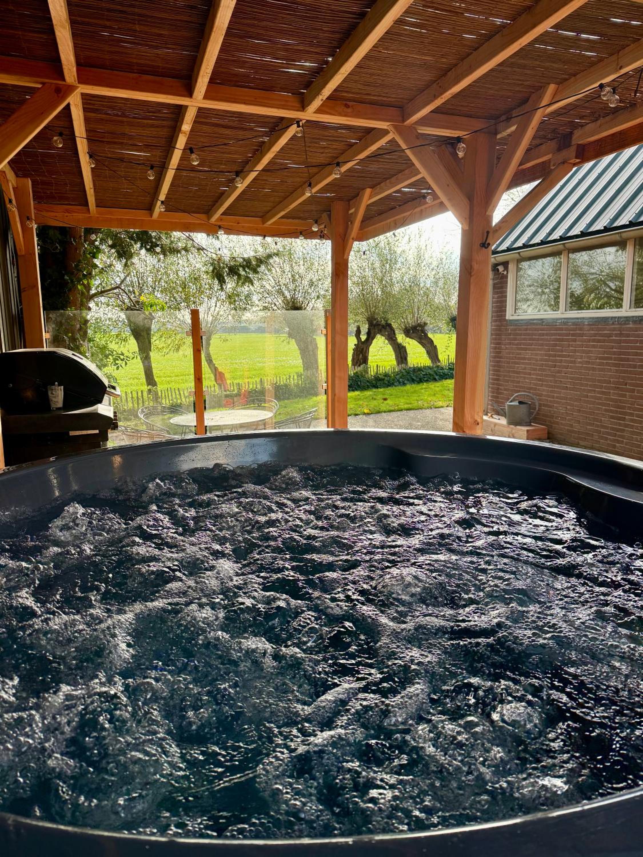 Holiday Home de Binnengouw incl Hottub