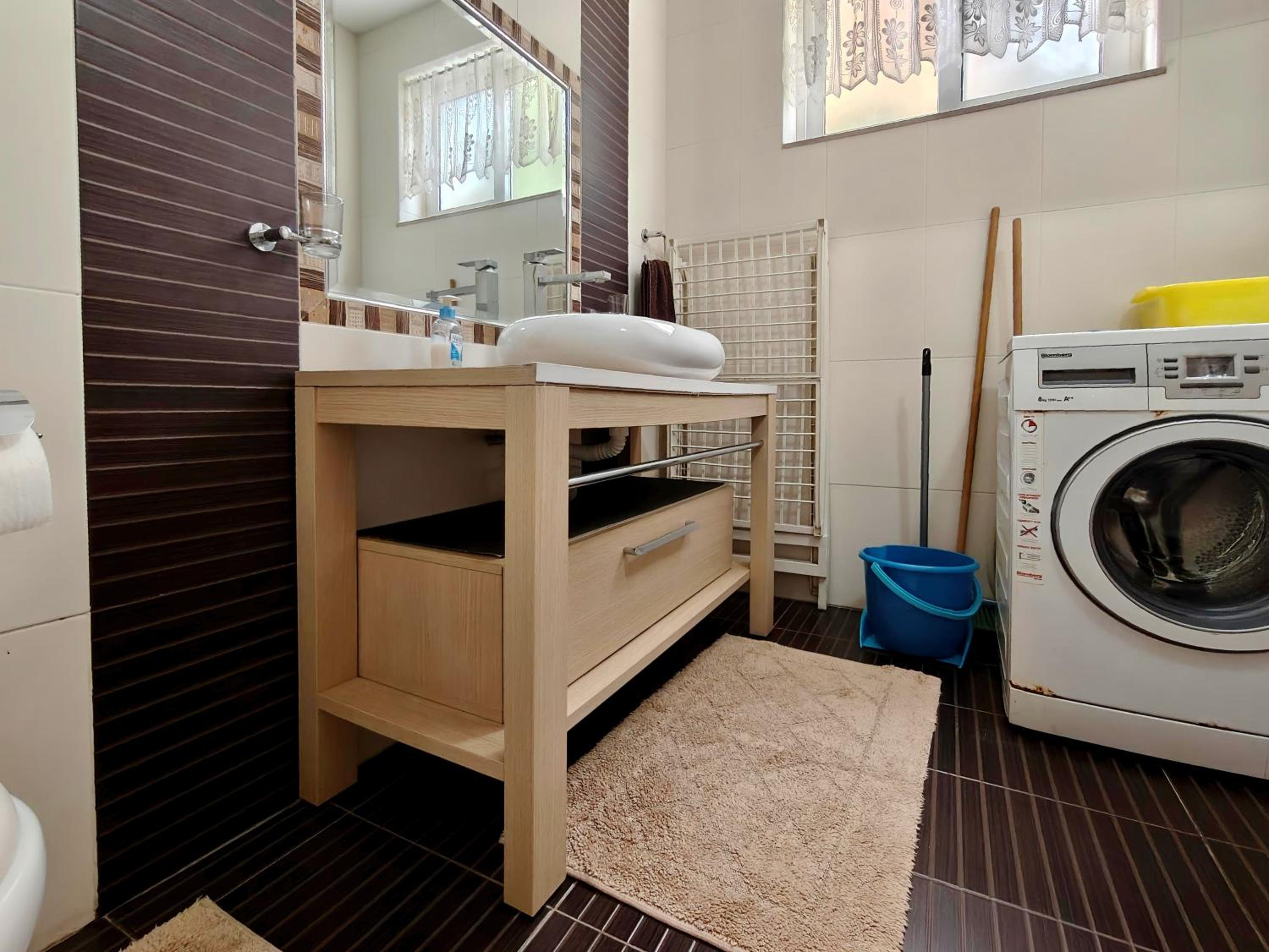 Private Guest Suite - Villa with Pool
