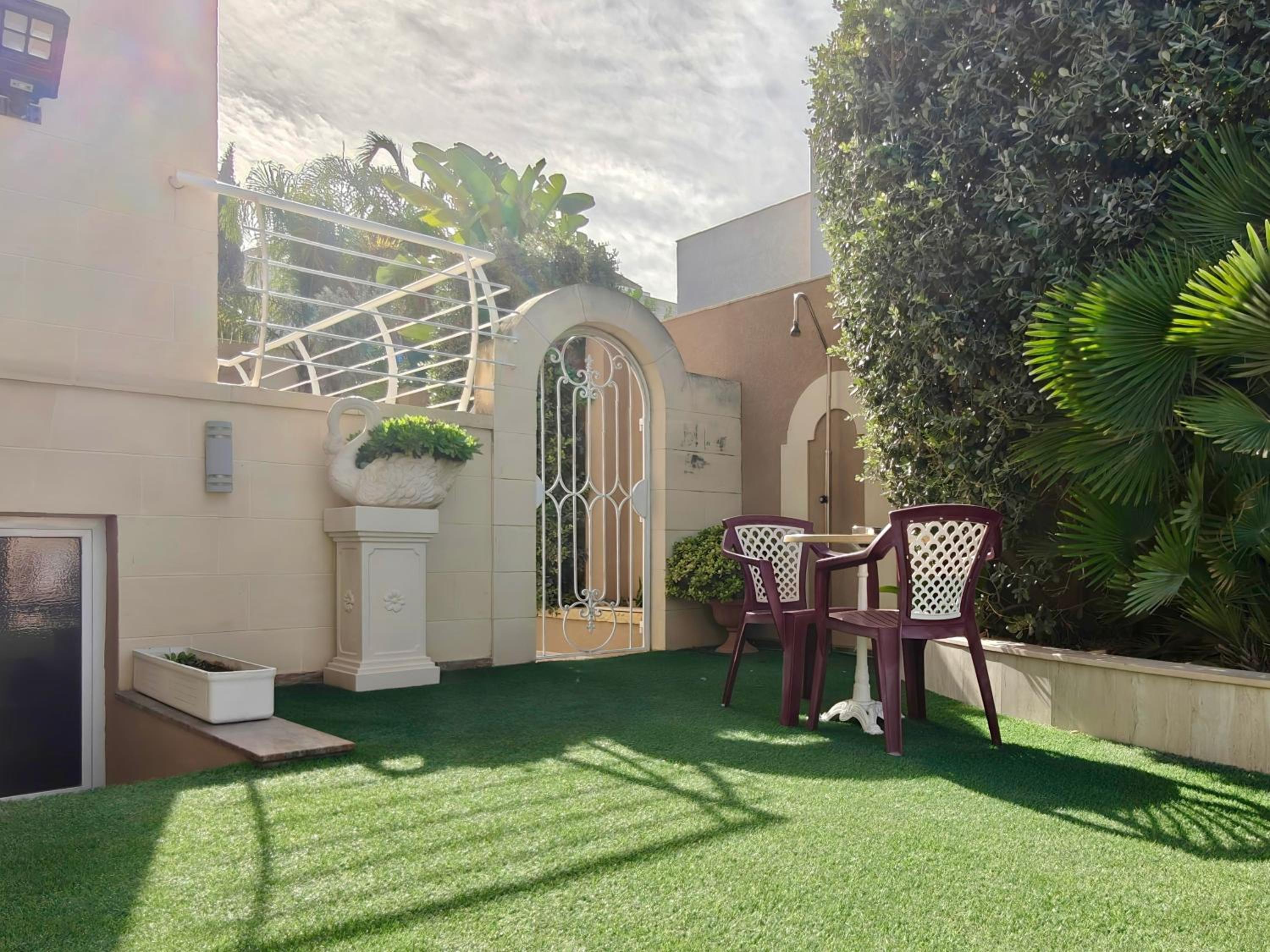 Private Guest Suite - Villa with Pool