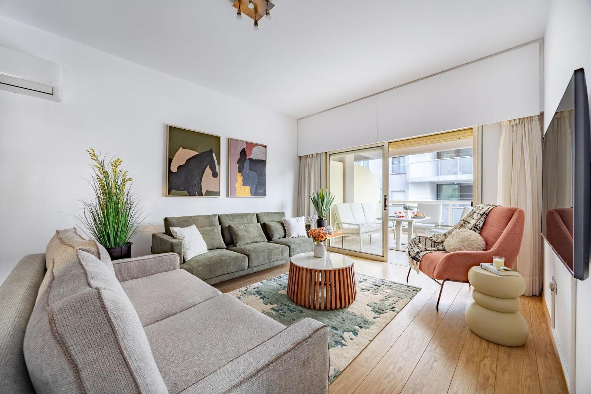 Lena Court - Spacious 3bdr, City Views