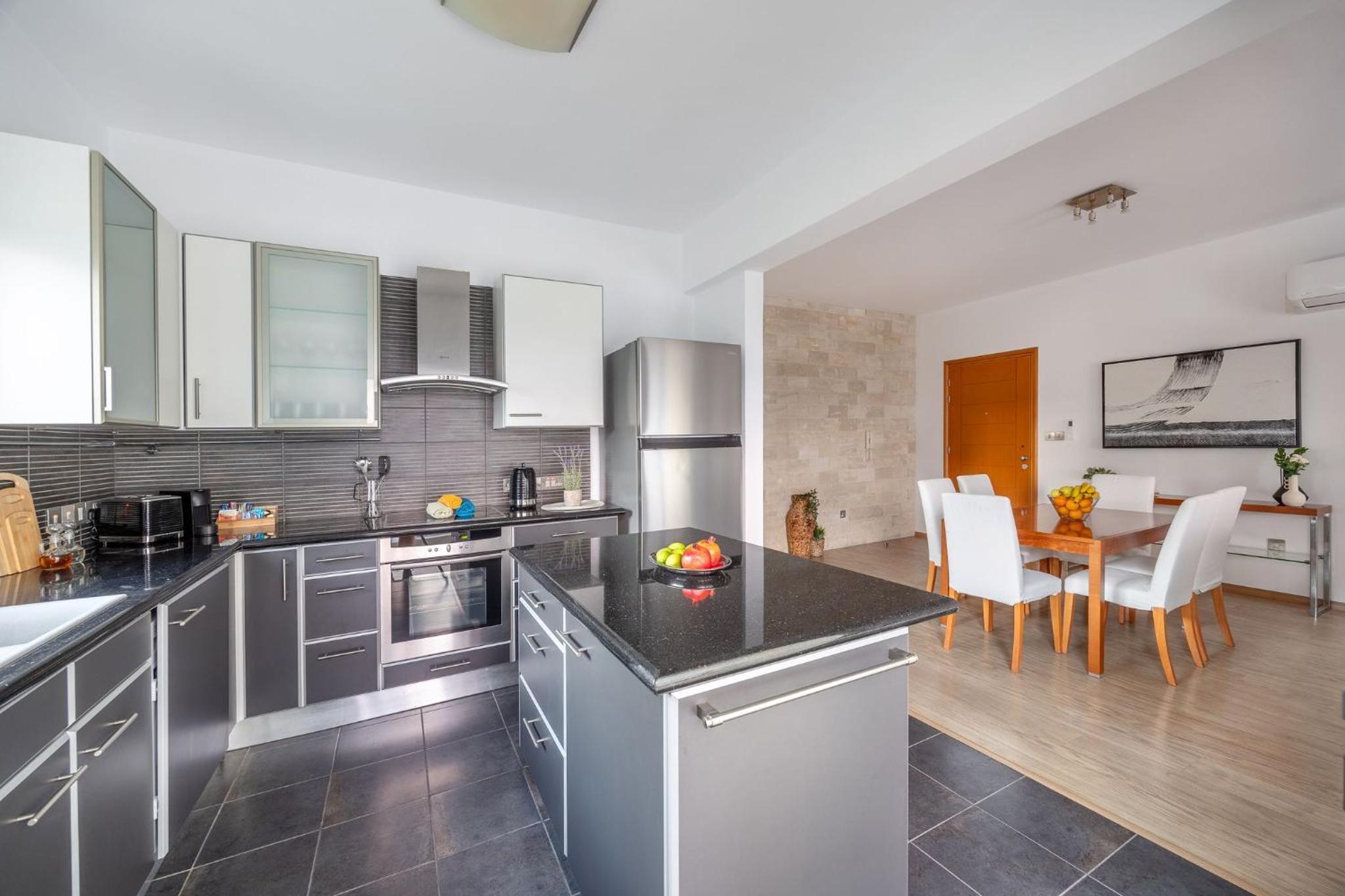 Lena Court - Spacious 3bdr, City Views
