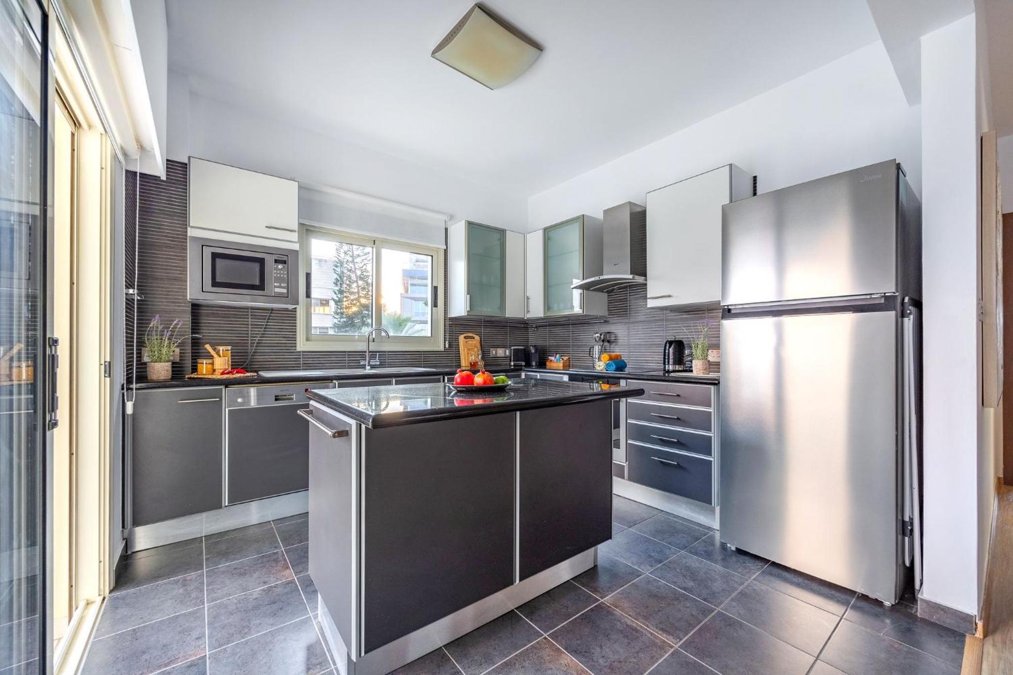 Lena Court - Spacious 3bdr, City Views