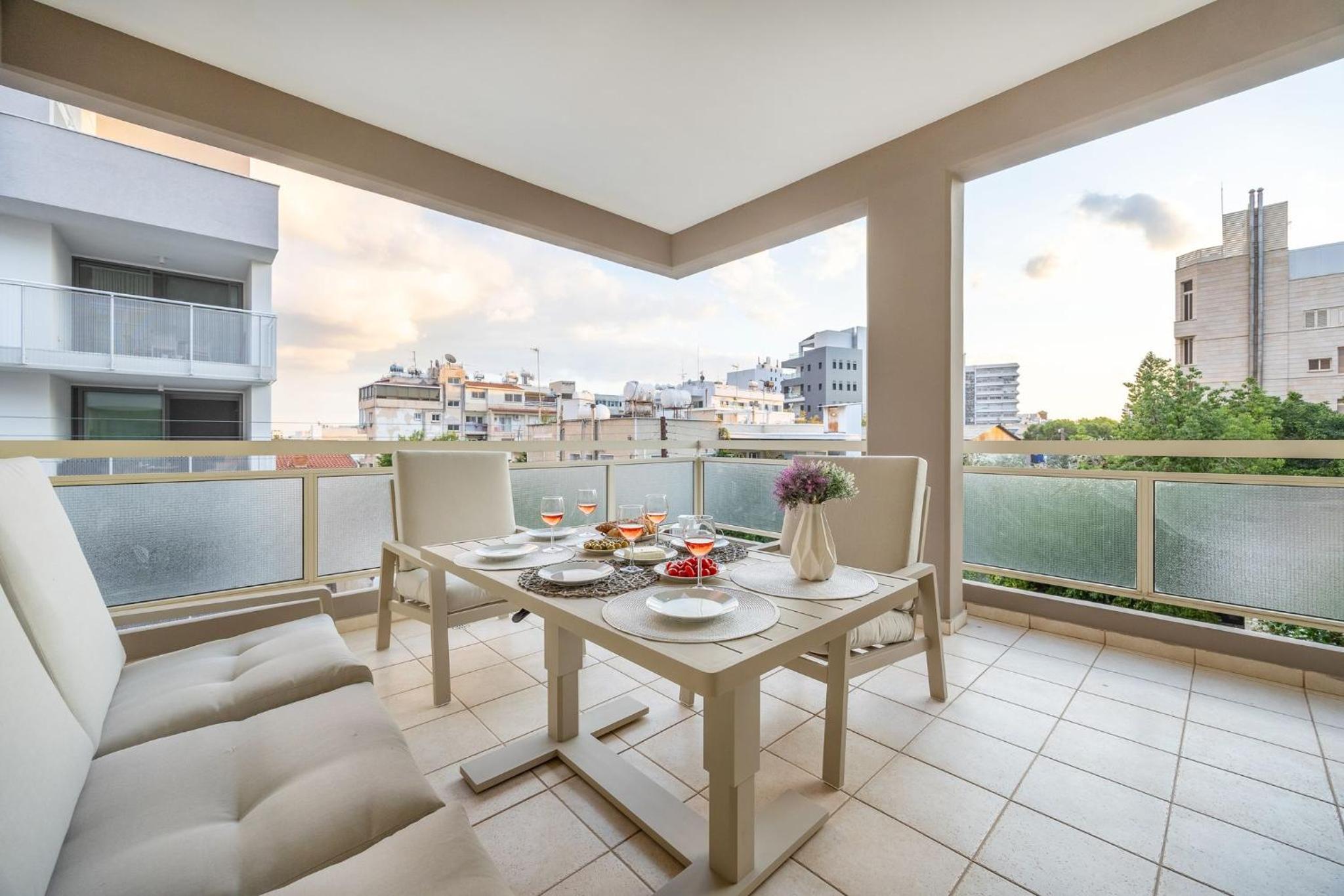 Lena Court - Spacious 3bdr, City Views