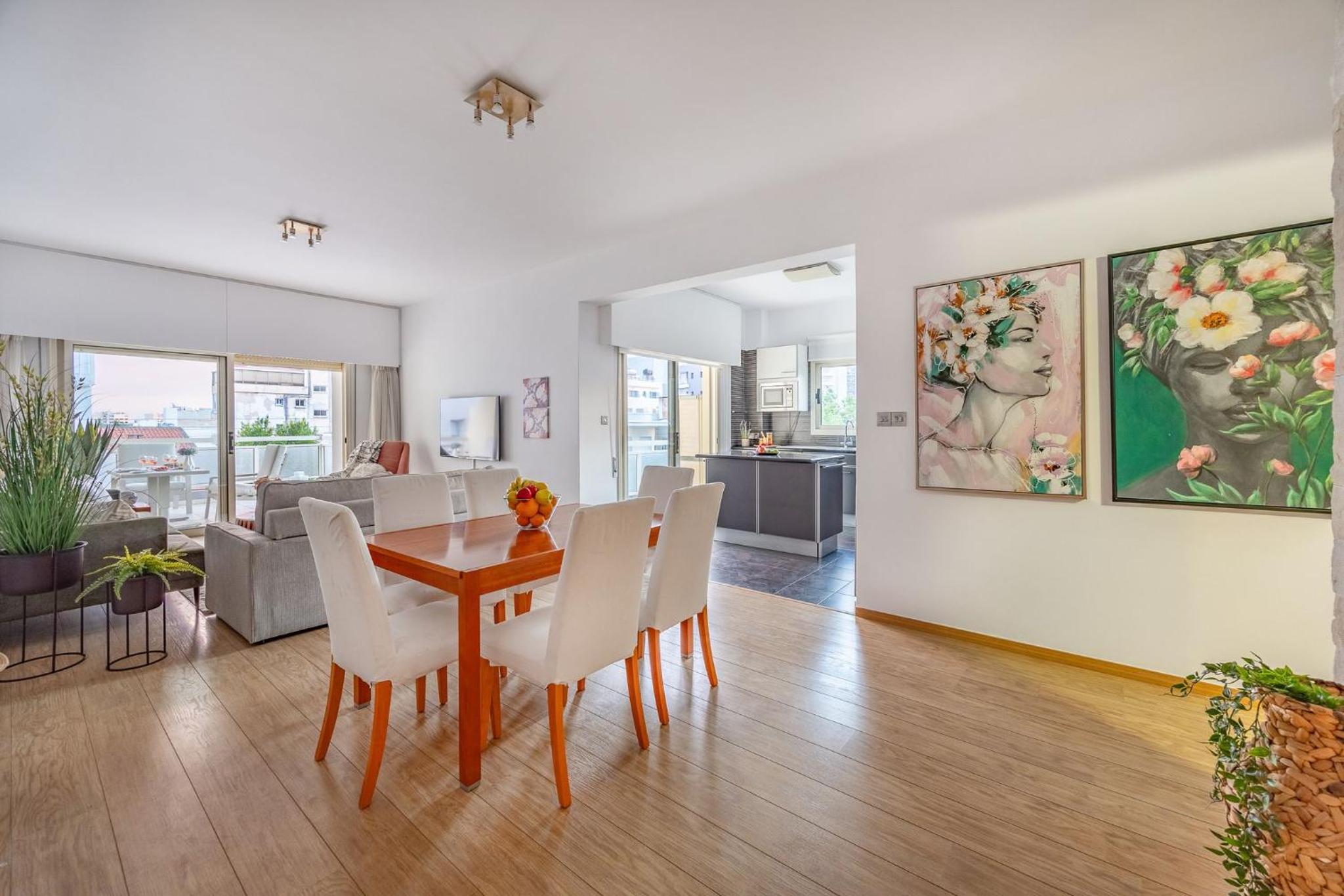 Lena Court - Spacious 3bdr, City Views