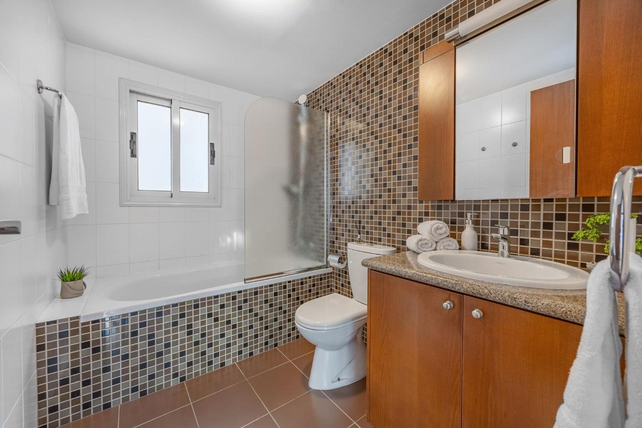 Lena Court - Spacious 3bdr, City Views