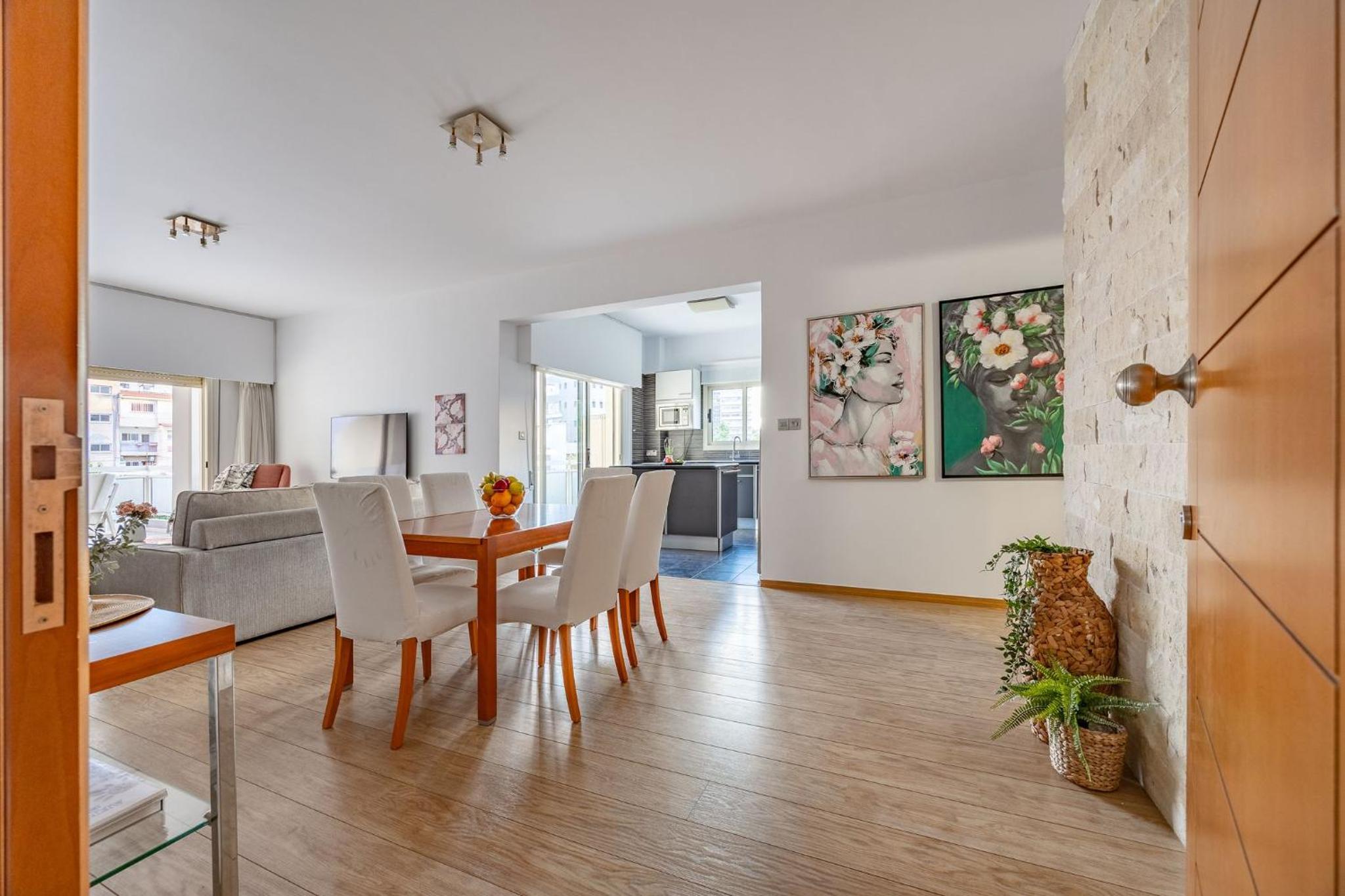 Lena Court - Spacious 3bdr, City Views