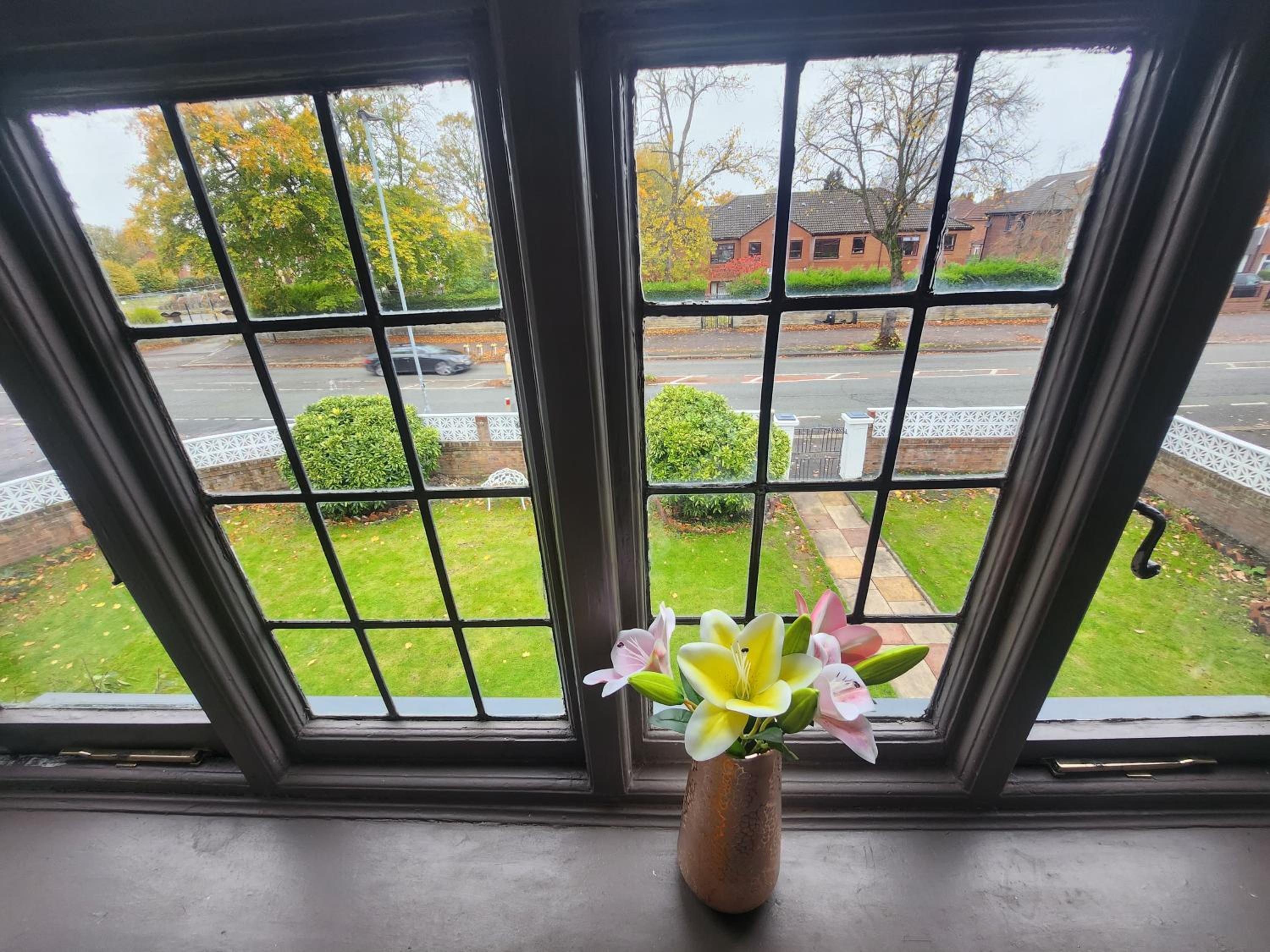 Charming Tudor Cottage White House Free Wifi Manchester