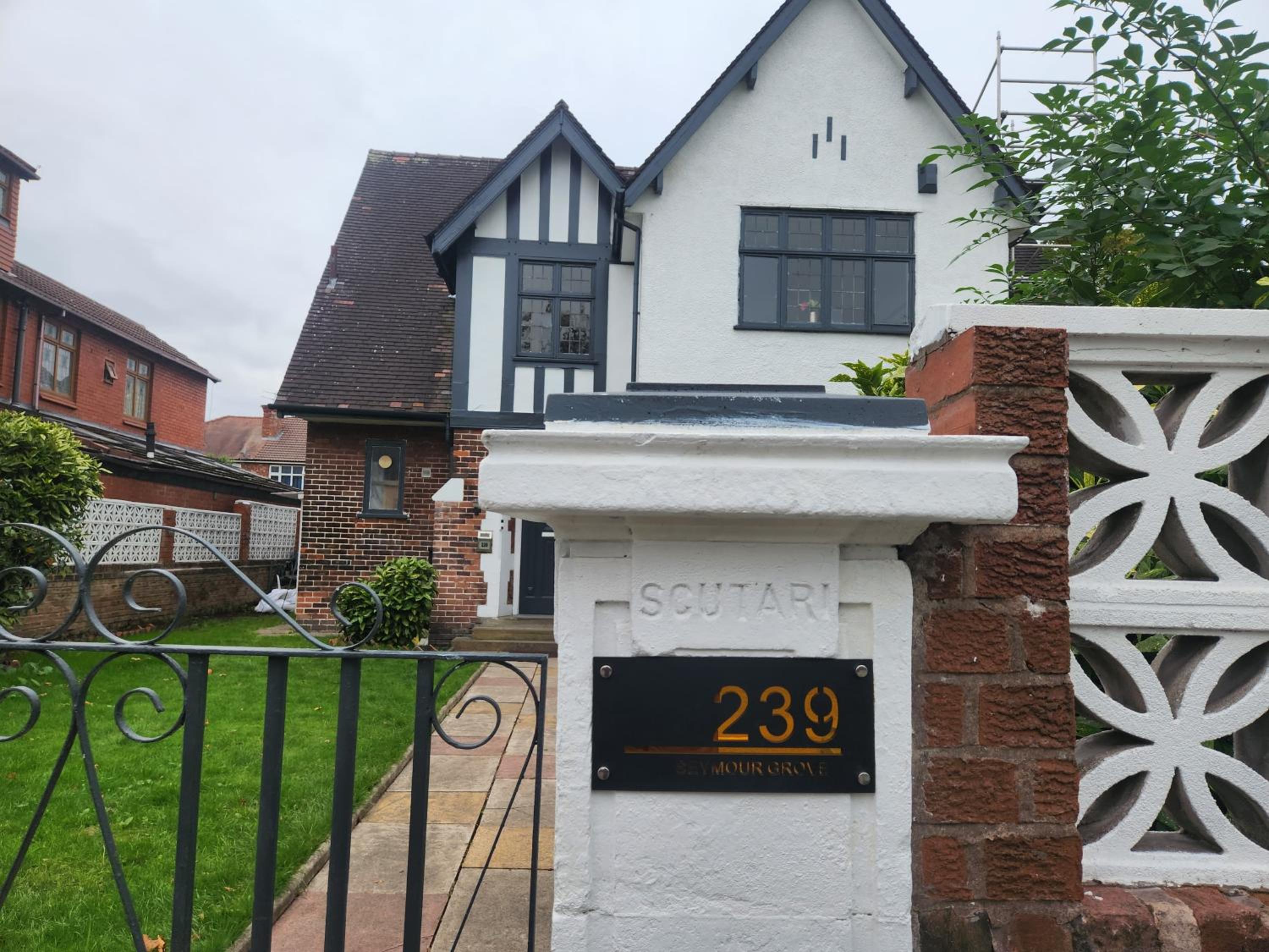 Charming Tudor Cottage White House Free Wifi Manchester