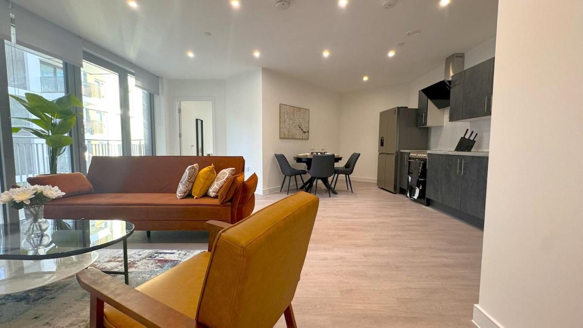 Stylish Chelsea 2BR - at BatterseaPS Shopping Mall, Family Friendly
