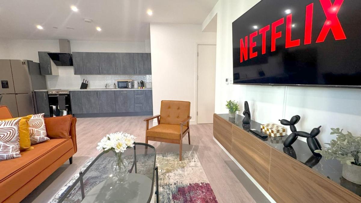 Stylish Chelsea 2BR - at BatterseaPS Shopping Mall, Family Friendly