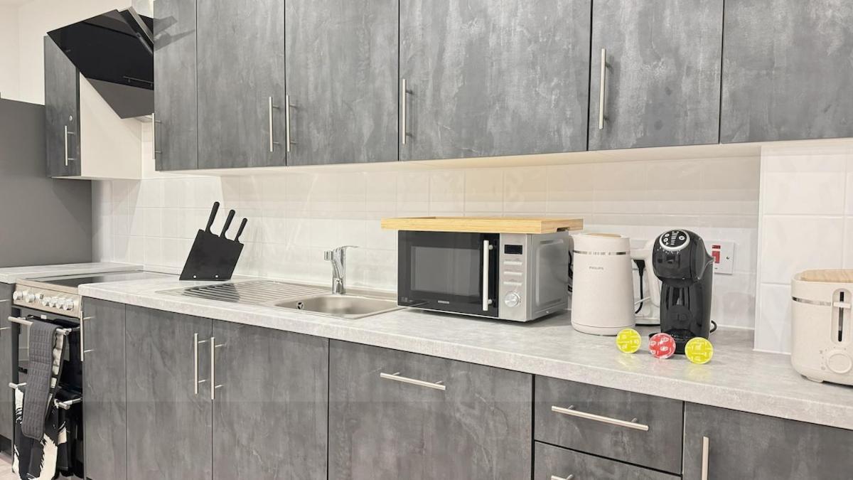 Stylish Chelsea 2BR - at BatterseaPS Shopping Mall, Family Friendly