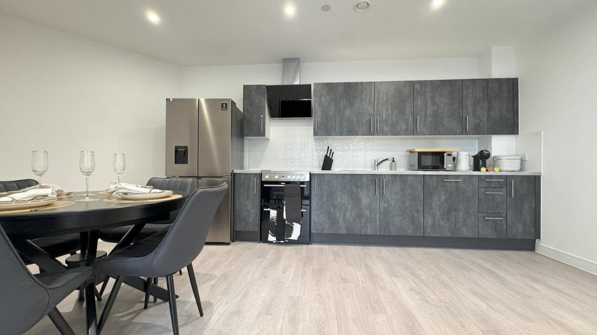 Stylish Chelsea 2BR - at BatterseaPS Shopping Mall, Family Friendly