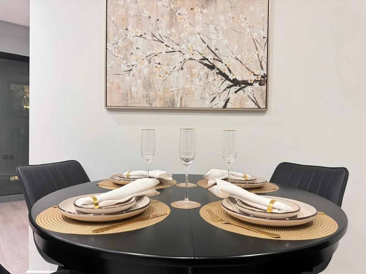 Stylish Chelsea 2BR - at BatterseaPS Shopping Mall, Family Friendly