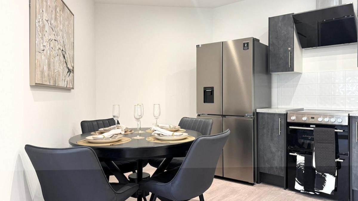 Stylish Chelsea 2BR - at BatterseaPS Shopping Mall, Family Friendly