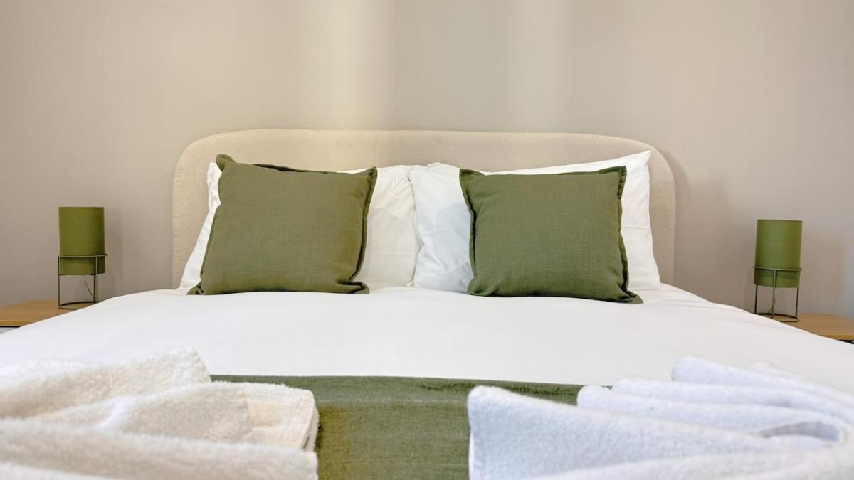 Stylish Chelsea 2BR - at BatterseaPS Shopping Mall, Family Friendly