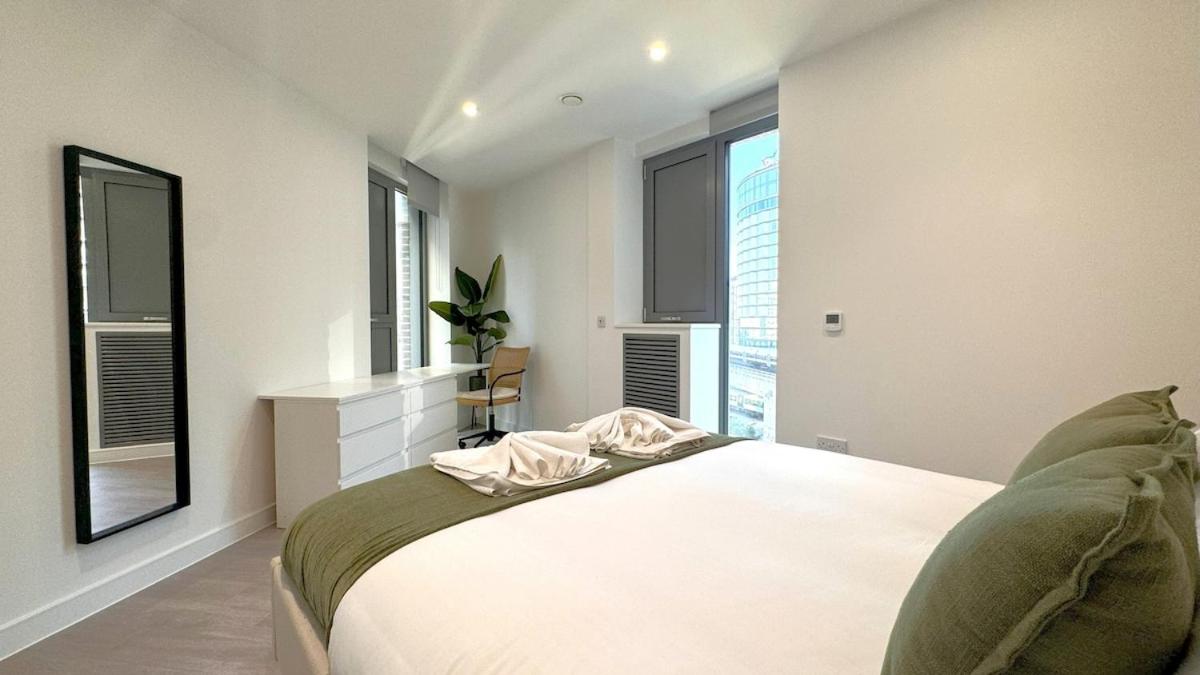 Stylish Chelsea 2BR - at BatterseaPS Shopping Mall, Family Friendly