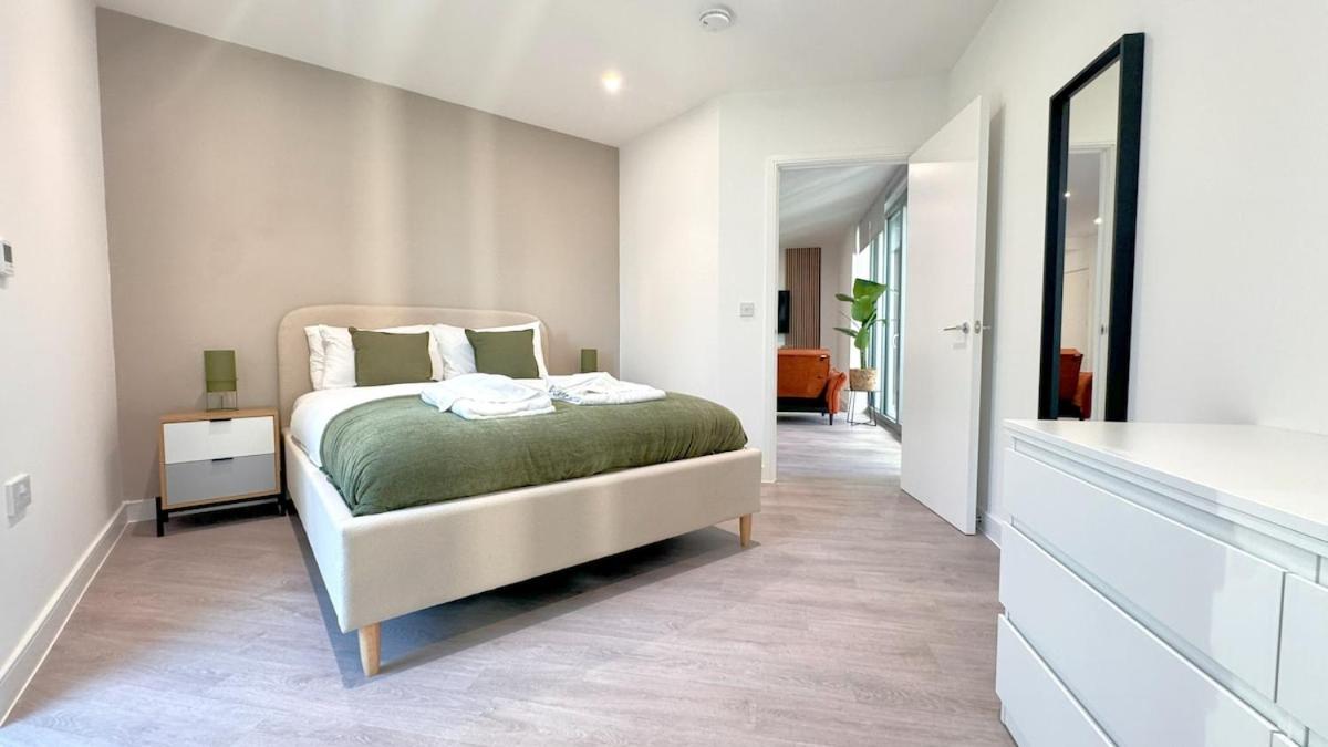 Stylish Chelsea 2BR - at BatterseaPS Shopping Mall, Family Friendly