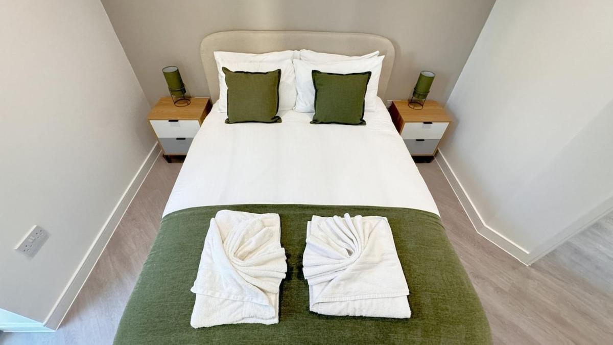 Stylish Chelsea 2BR - at BatterseaPS Shopping Mall, Family Friendly