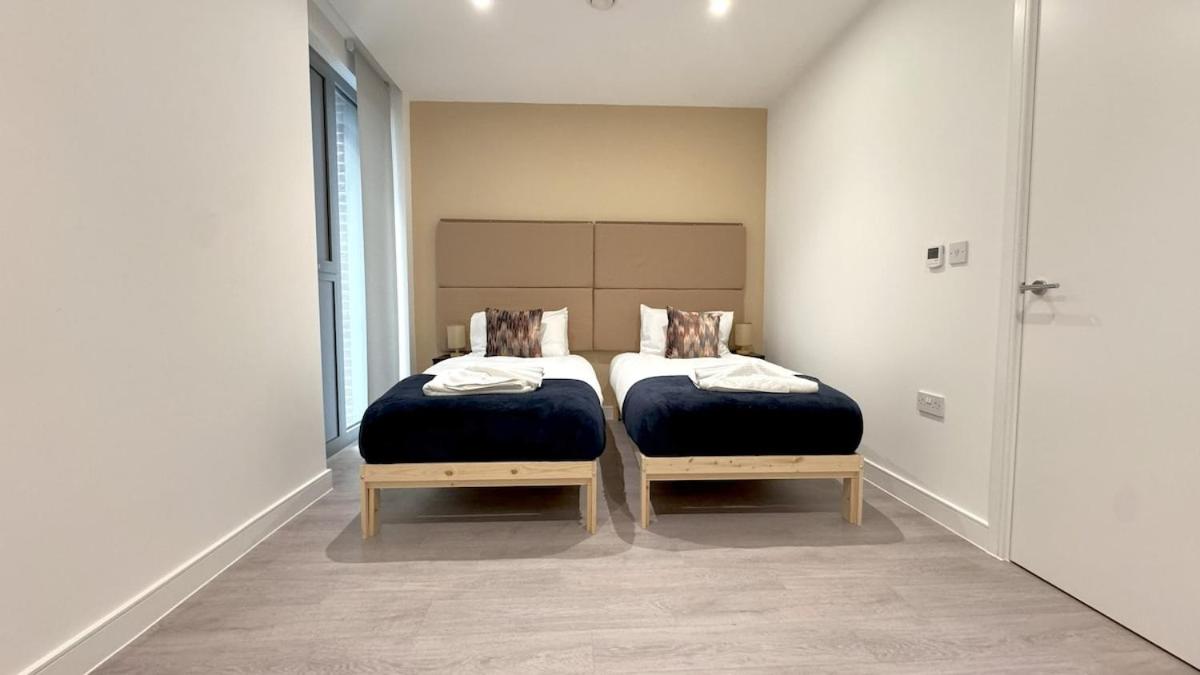 Stylish Chelsea 2BR - at BatterseaPS Shopping Mall, Family Friendly