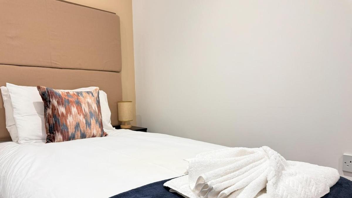 Stylish Chelsea 2BR - at BatterseaPS Shopping Mall, Family Friendly