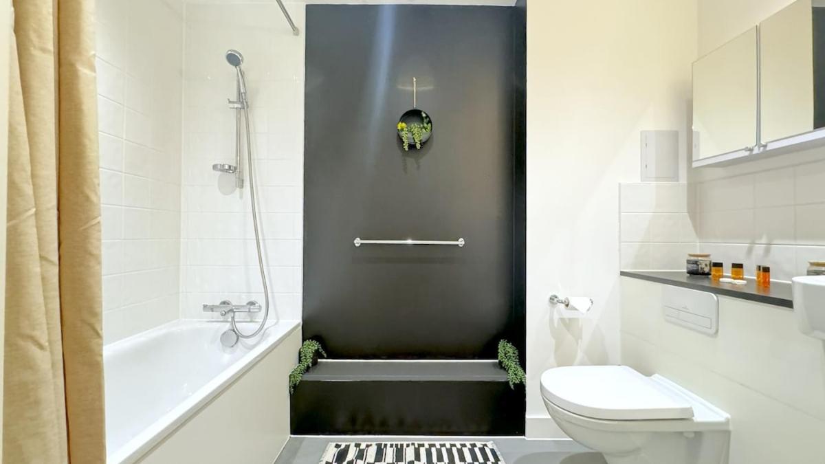 Stylish Chelsea 2BR - at BatterseaPS Shopping Mall, Family Friendly
