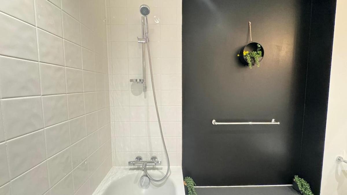 Stylish Chelsea 2BR - at BatterseaPS Shopping Mall, Family Friendly